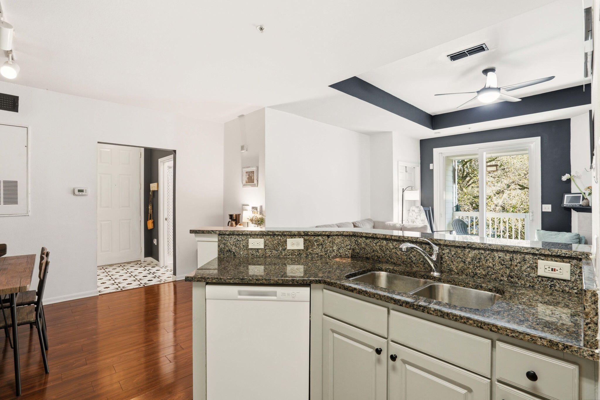 60 Fenwick Hall Allee Alley # 338