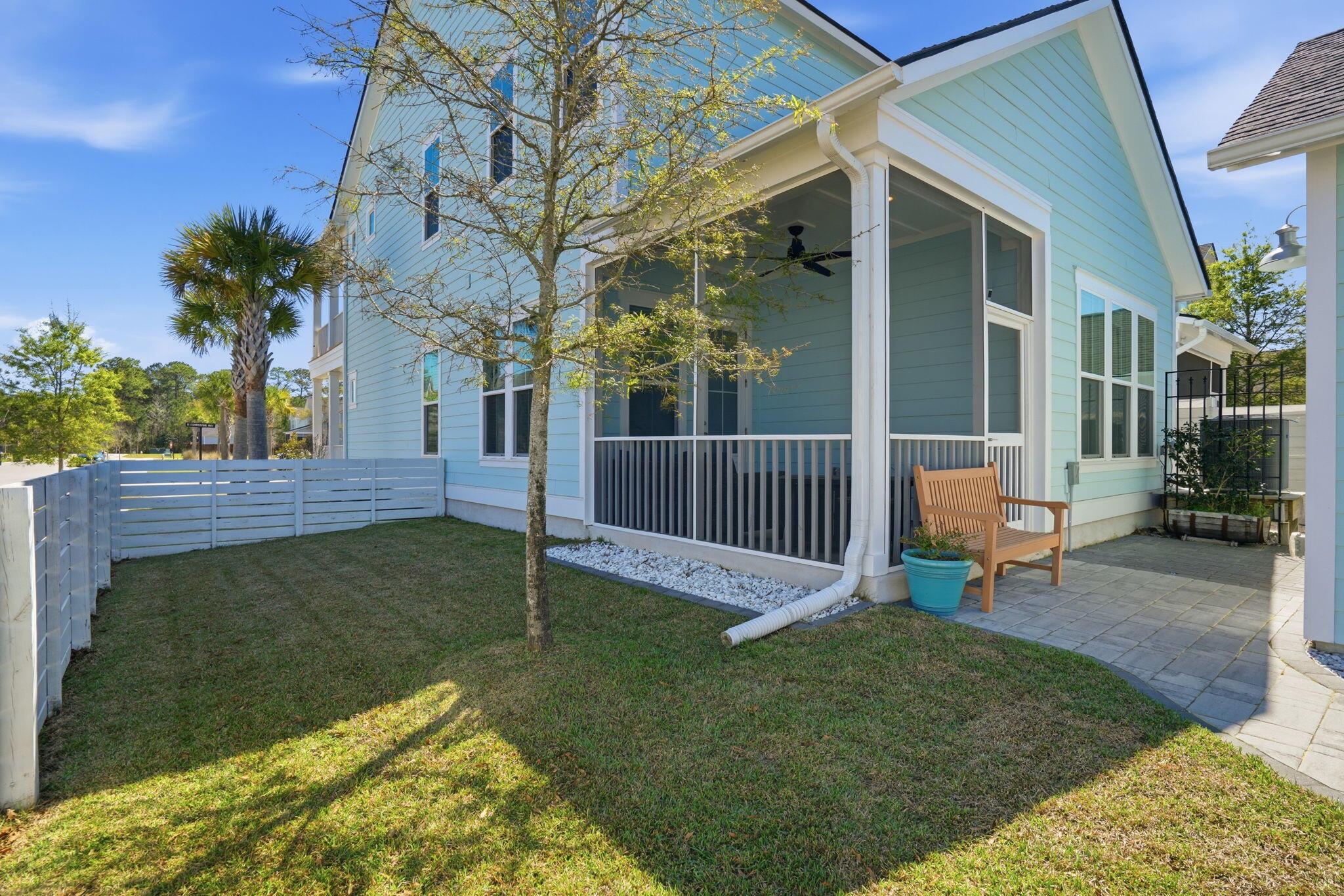 411 N Commodore Way