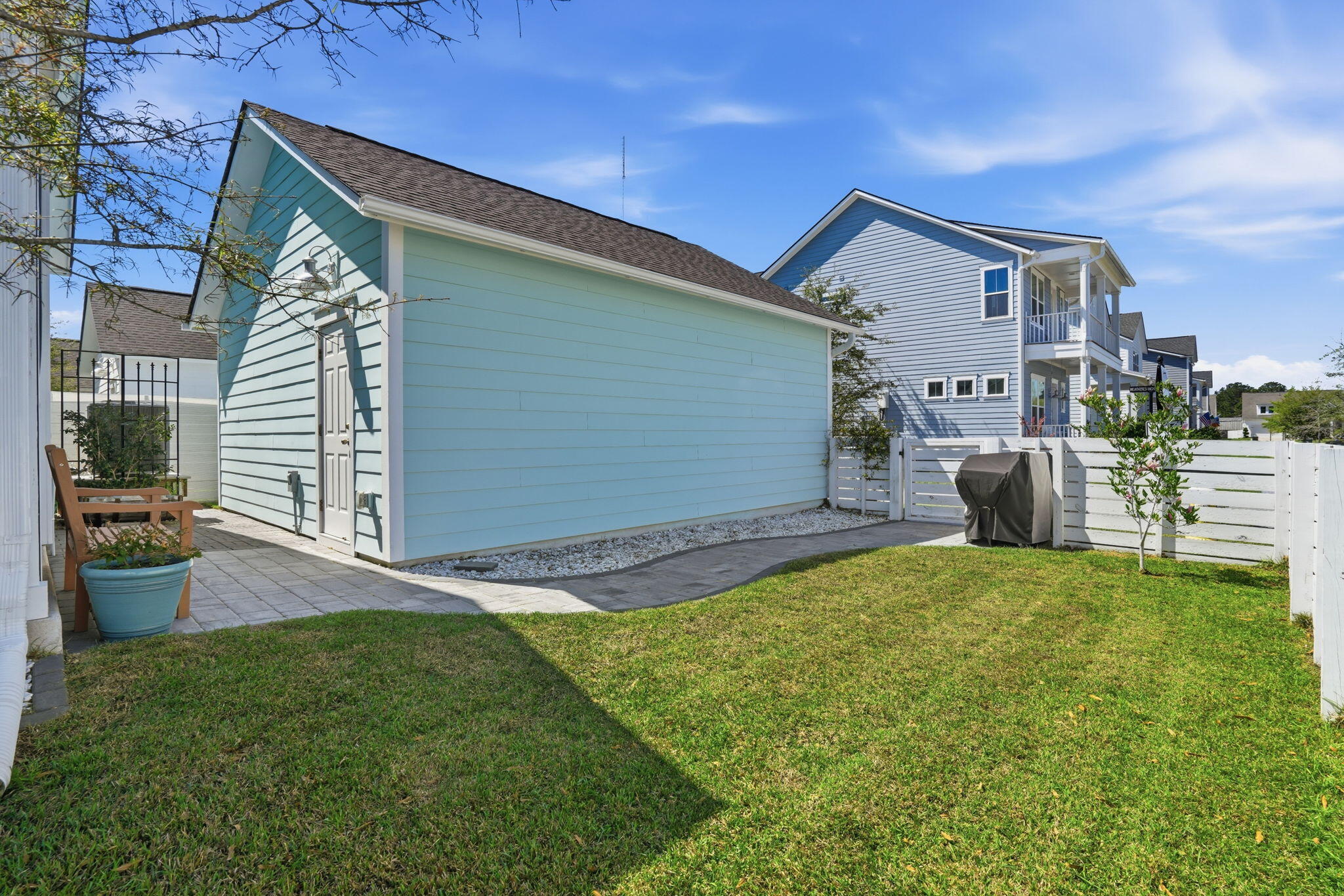 411 N Commodore Way