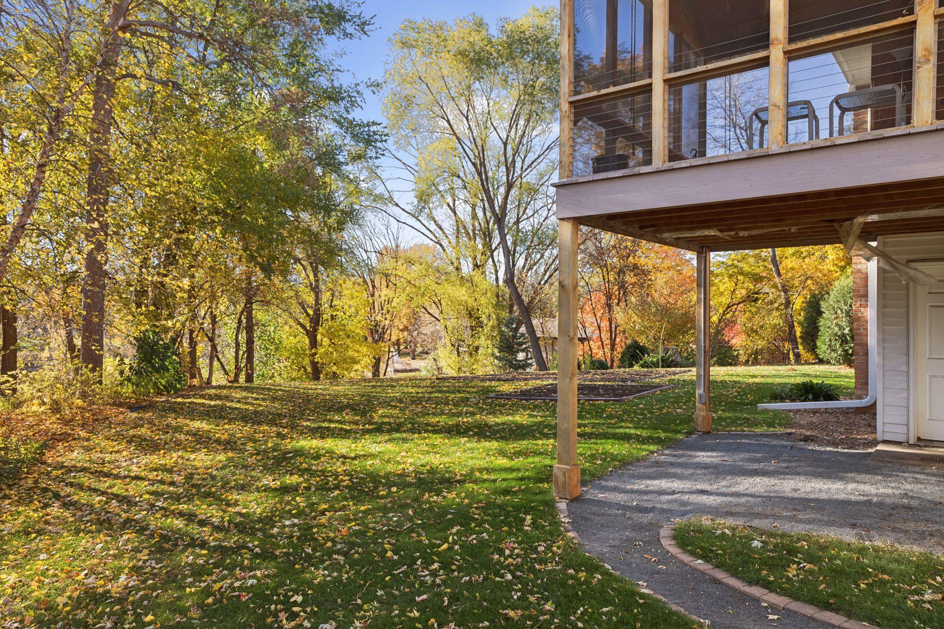 1837 Victoria Road S