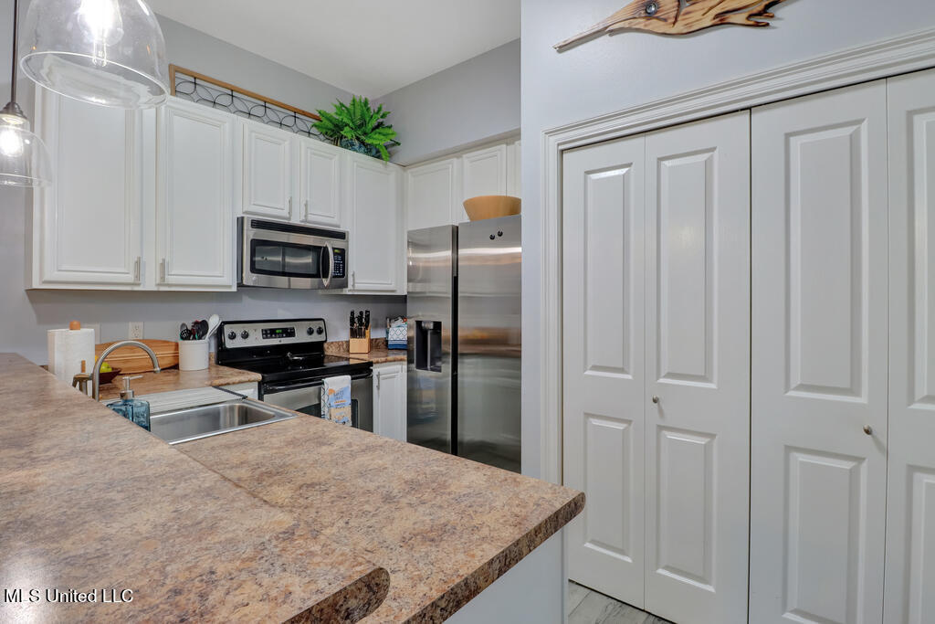 699 Dunbar Avenue, 204