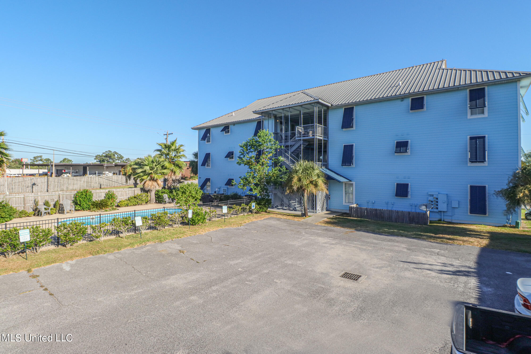 699 Dunbar Avenue, 204