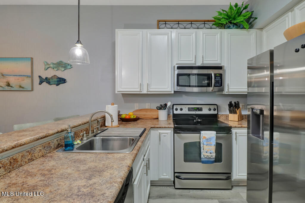 699 Dunbar Avenue, 204