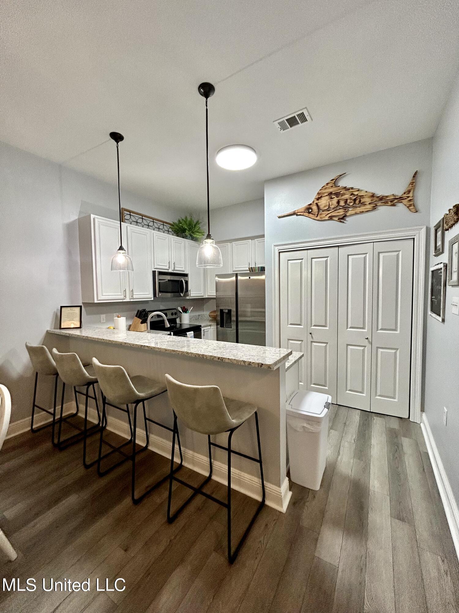 699 Dunbar Avenue, 204