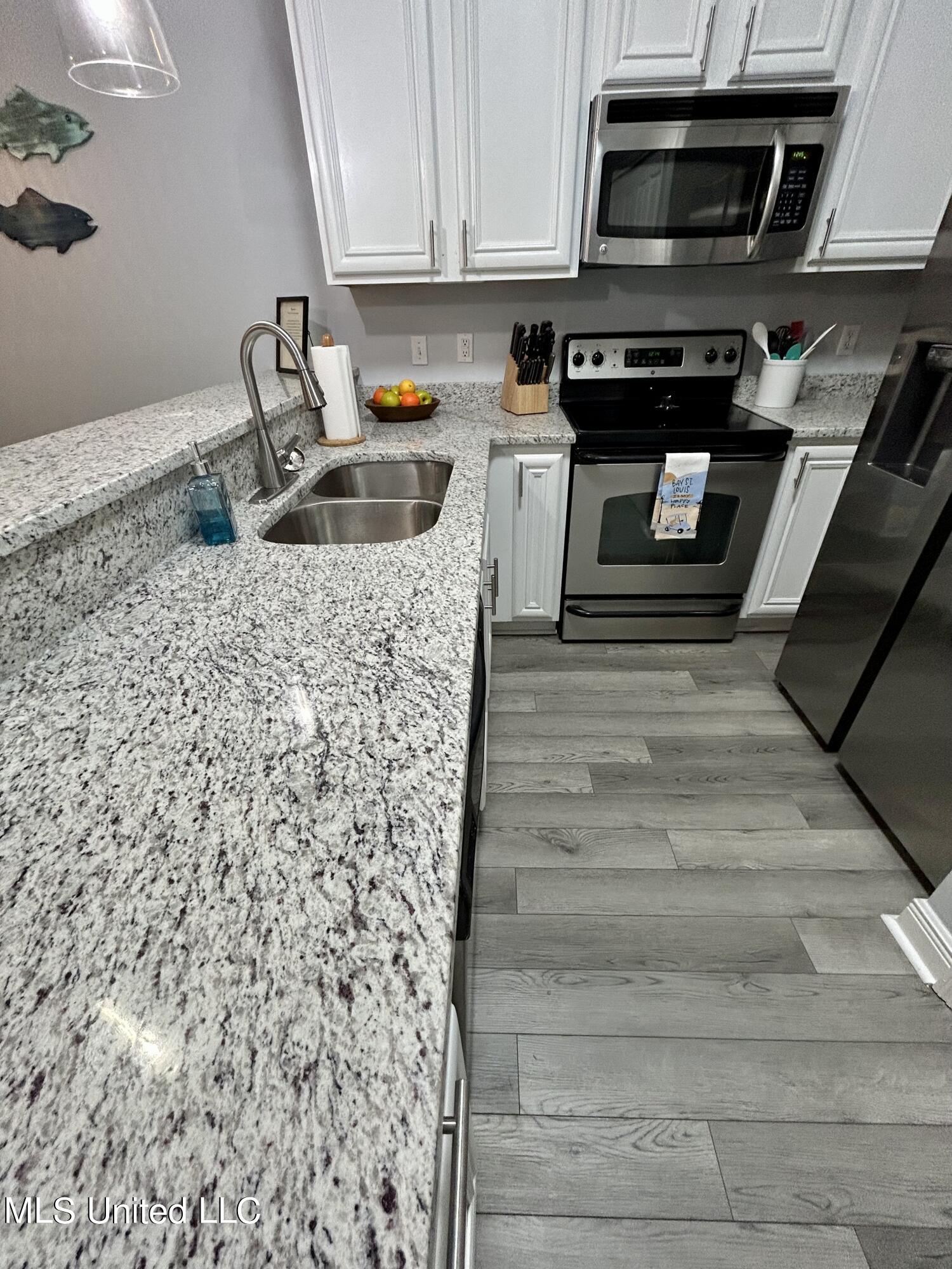 699 Dunbar Avenue, 204