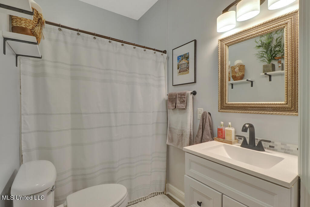 699 Dunbar Avenue, 204