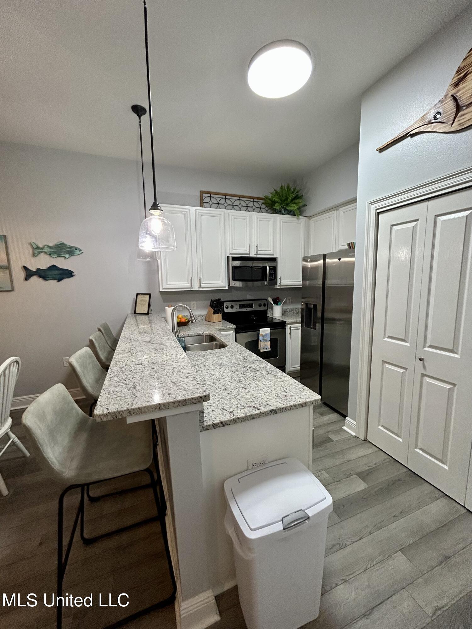 699 Dunbar Avenue, 204