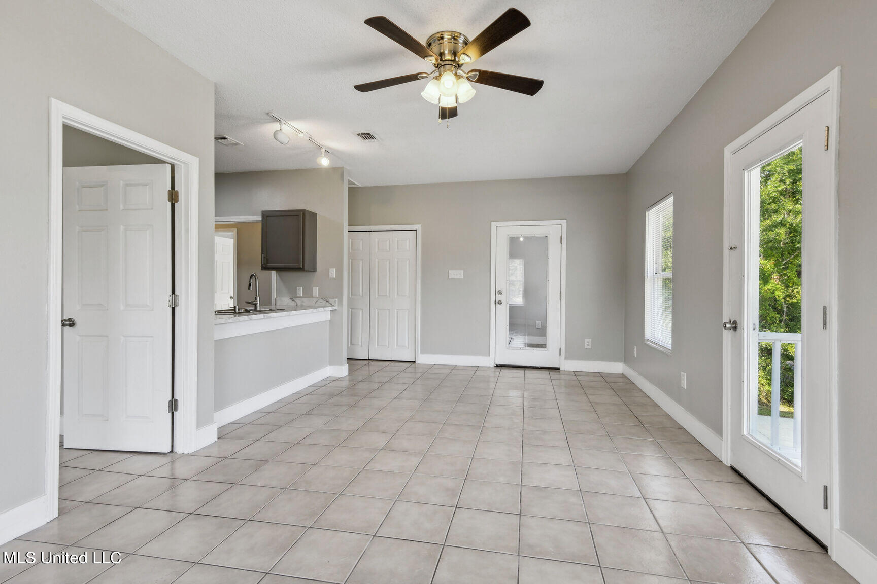 10013 Joe'S Bayou Road, 10015