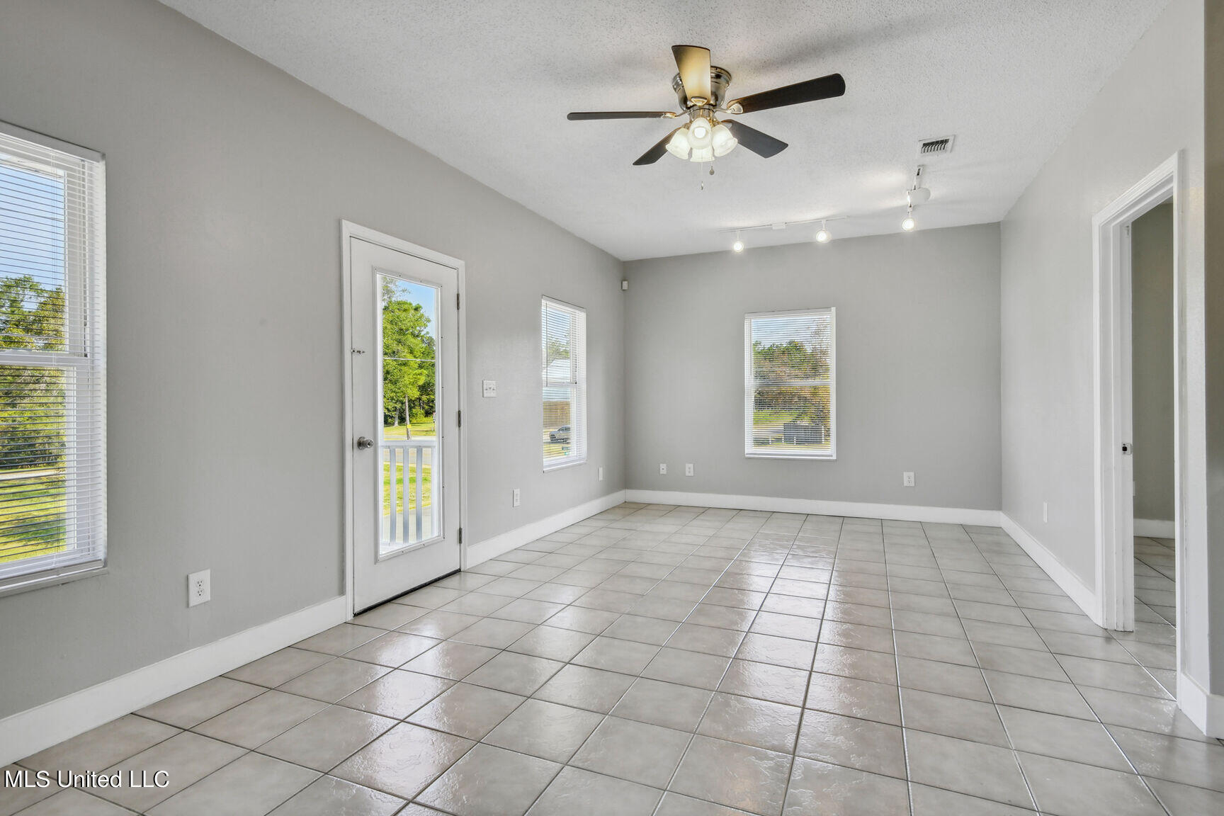 10013 Joe'S Bayou Road, 10015