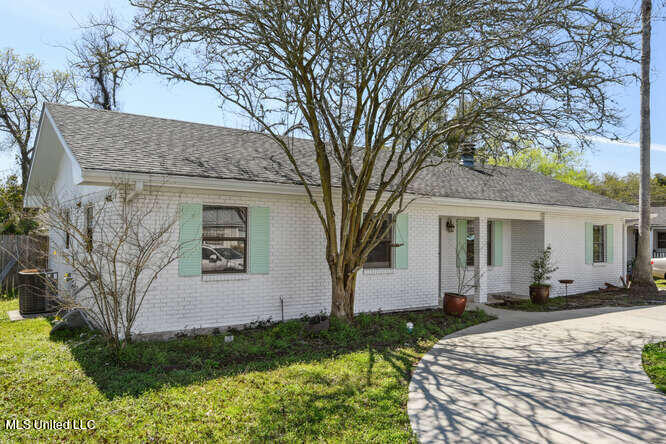 414 Demontluzin Avenue