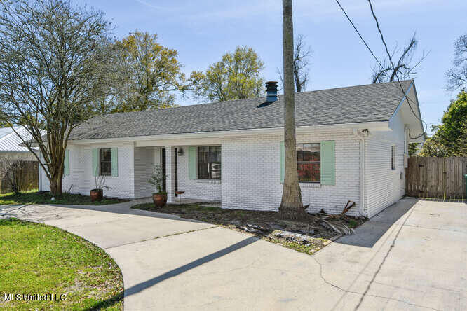 414 Demontluzin Avenue