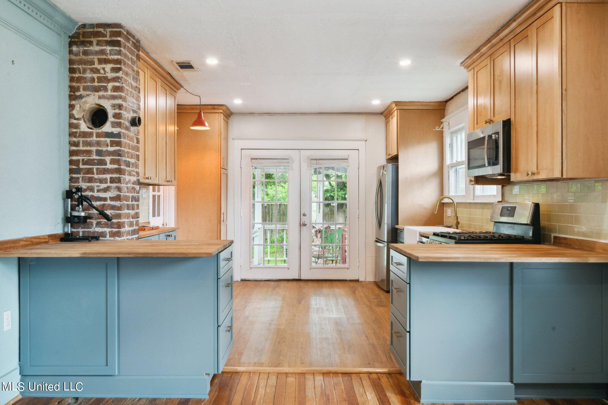 289 Hopkins Boulevard