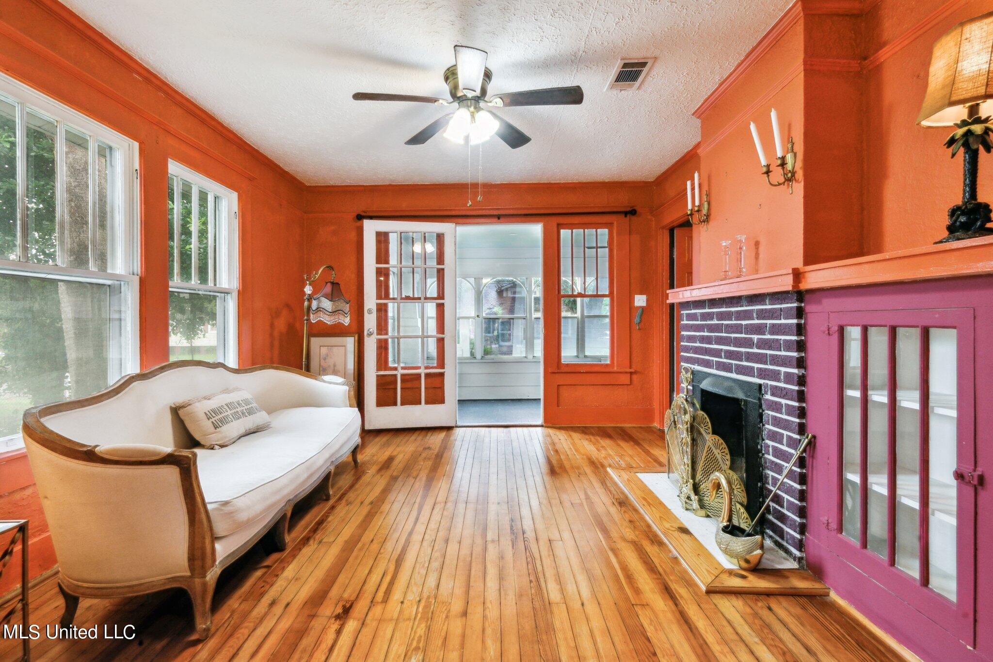 289 Hopkins Boulevard