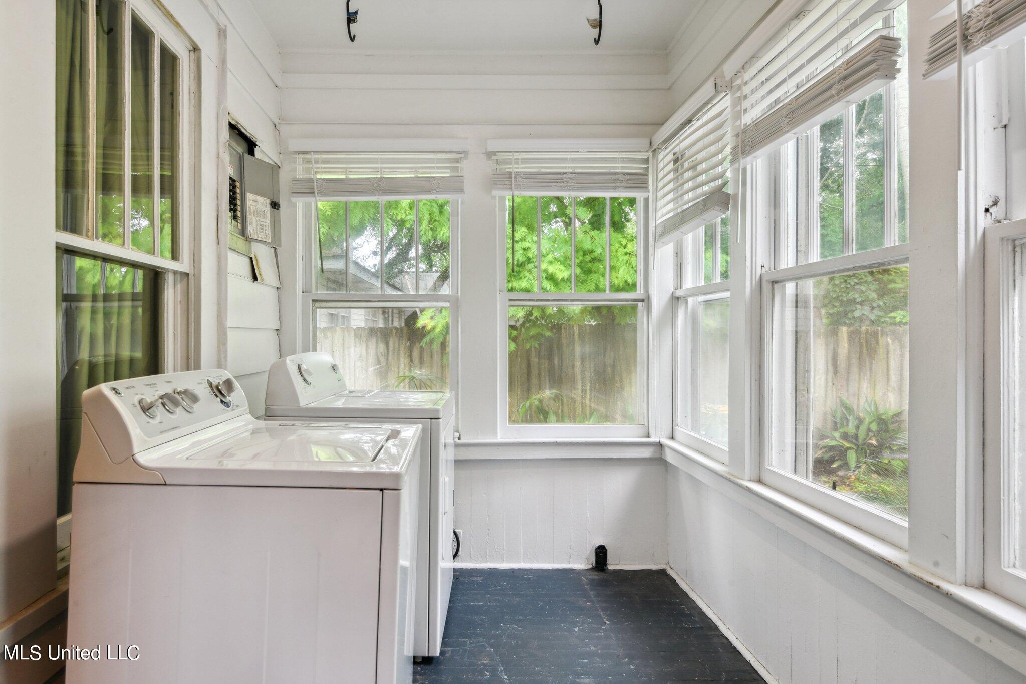 289 Hopkins Boulevard