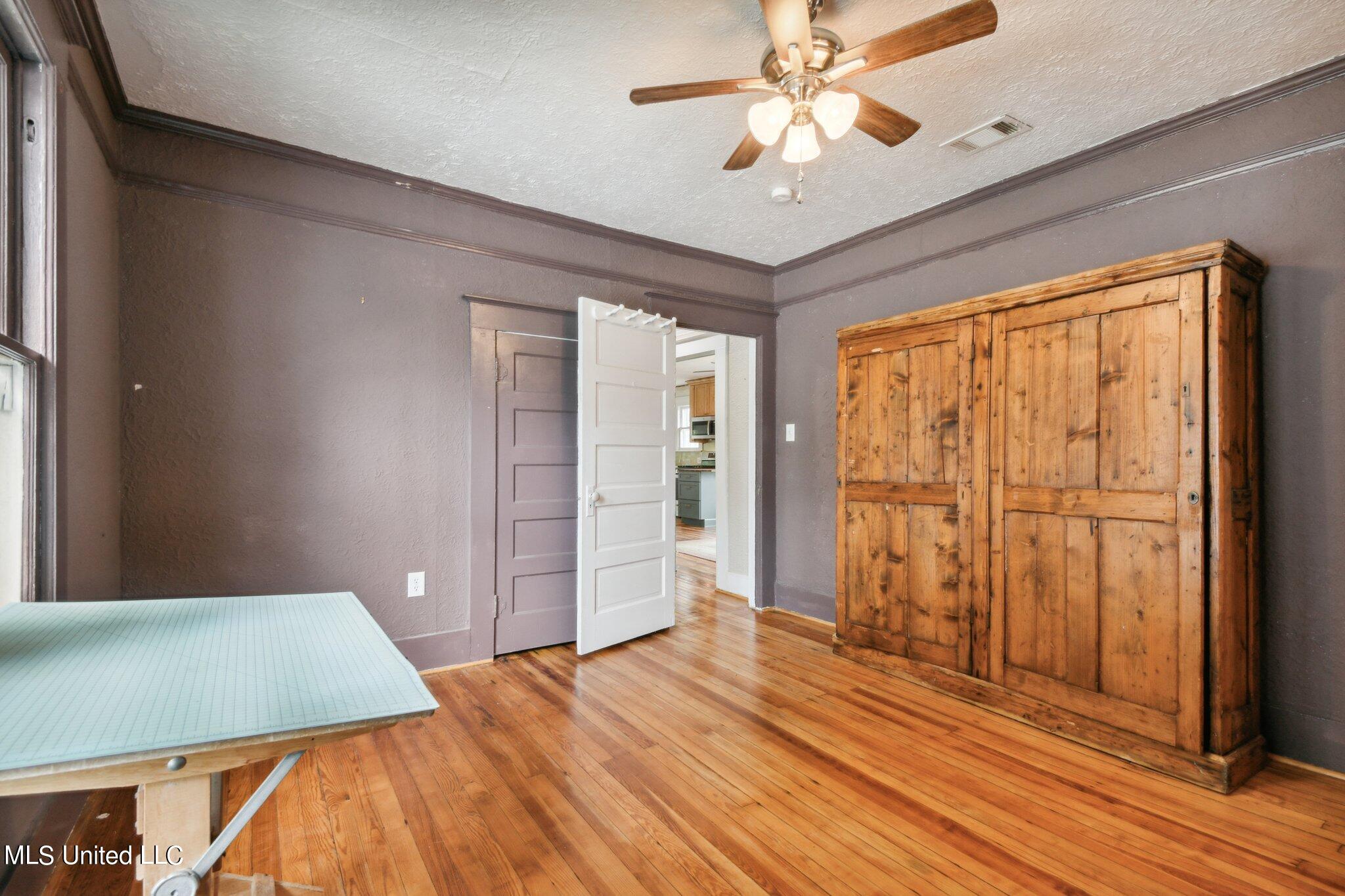 289 Hopkins Boulevard