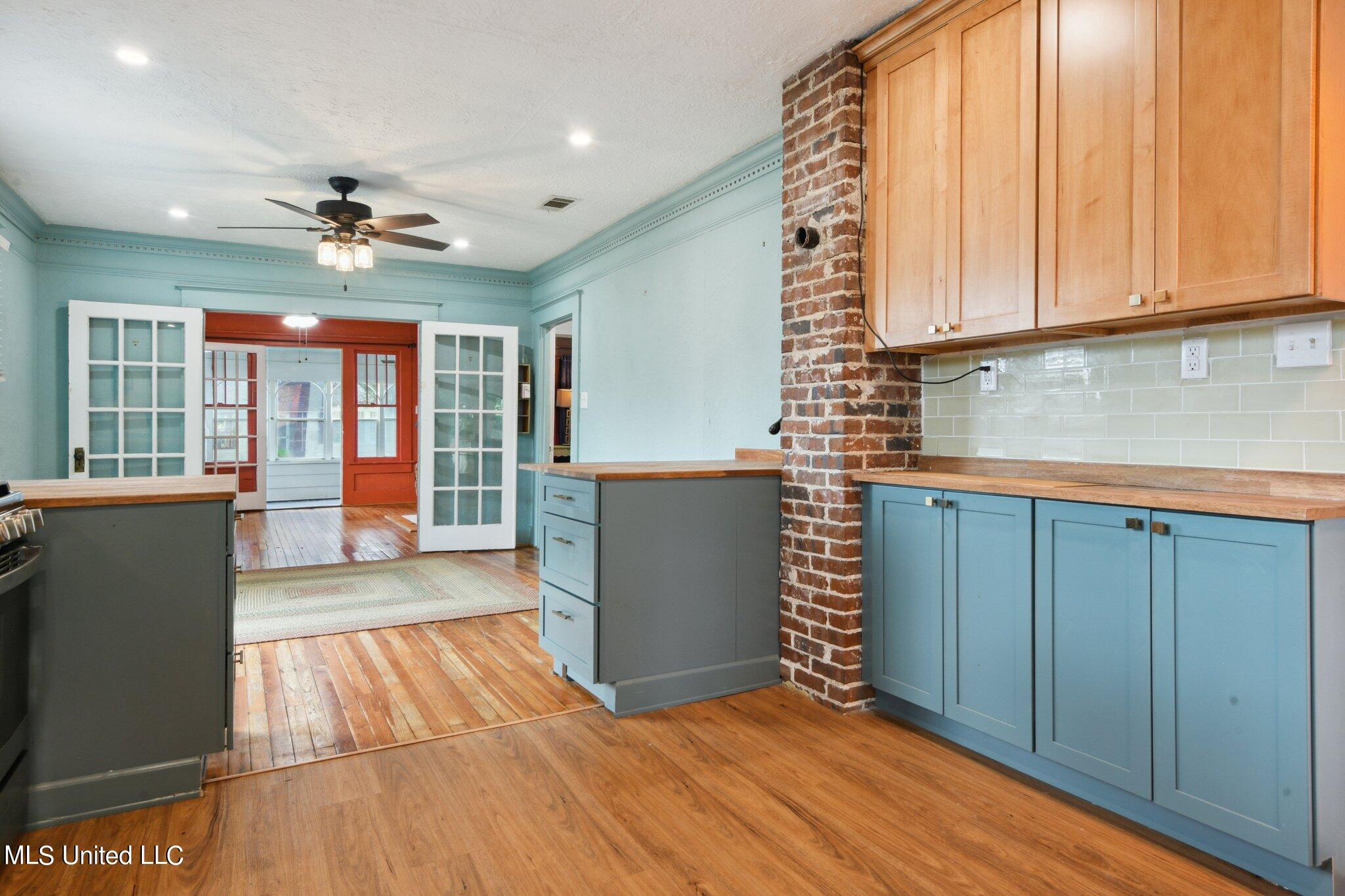 289 Hopkins Boulevard