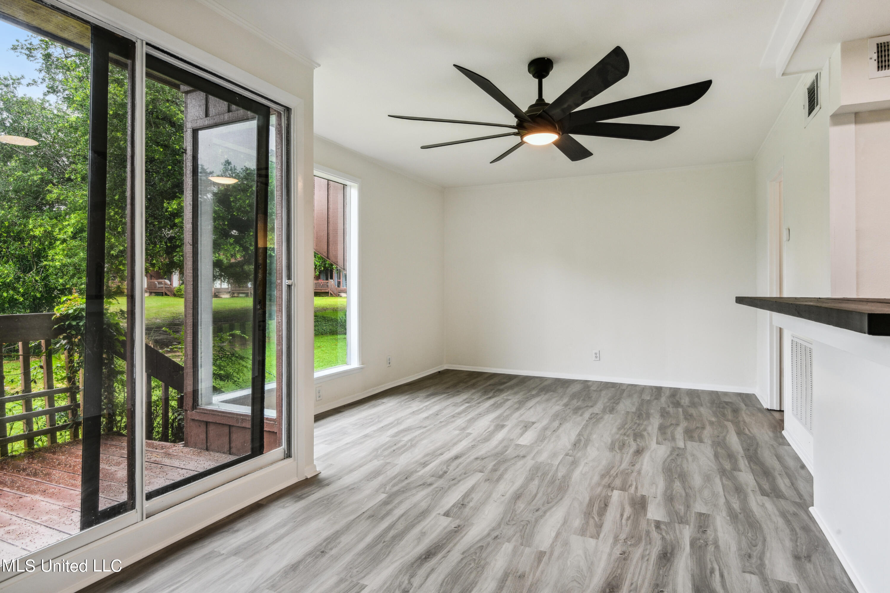 133 Lakeside Villa Building F