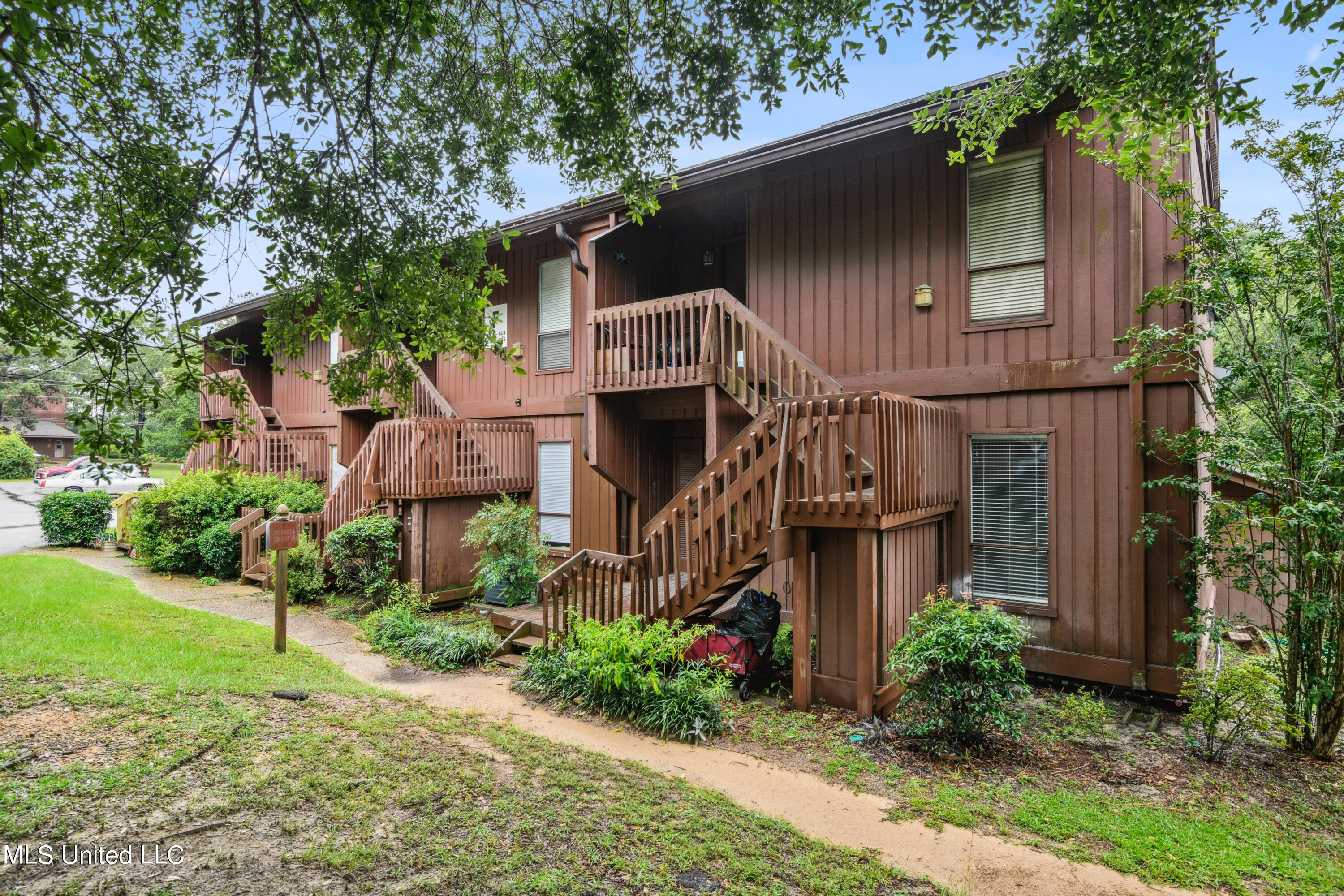 133 Lakeside Villa Building F