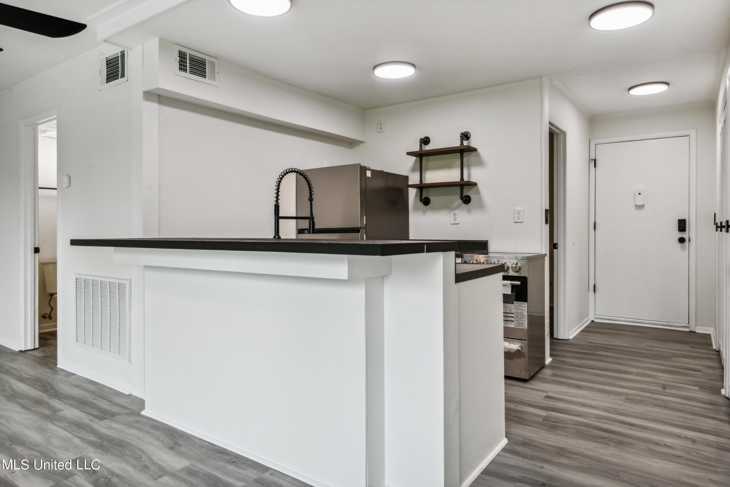 133 Lakeside Villa Building F