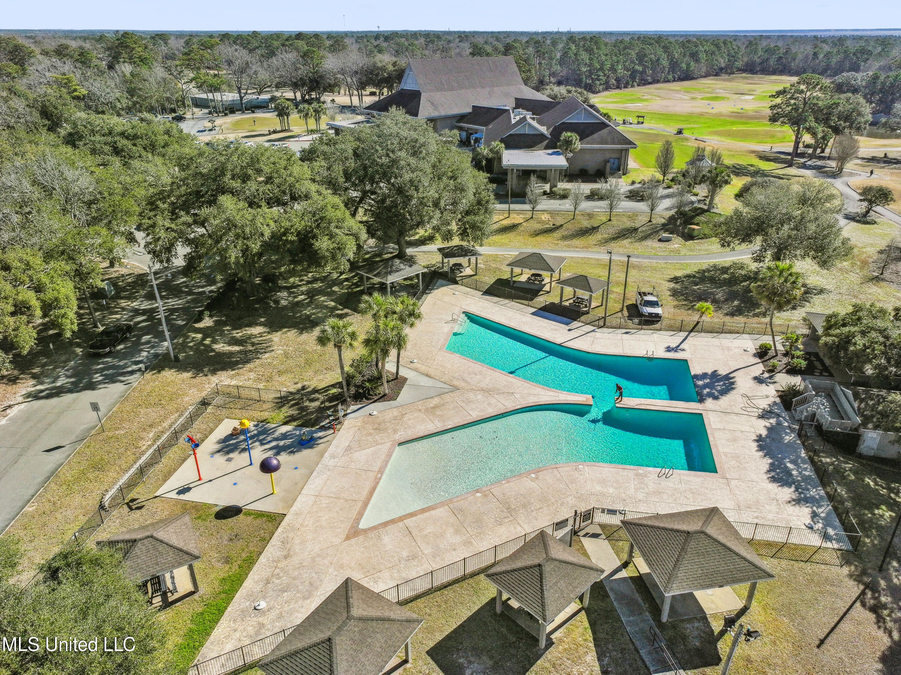 133 Lakeside Villa Building F