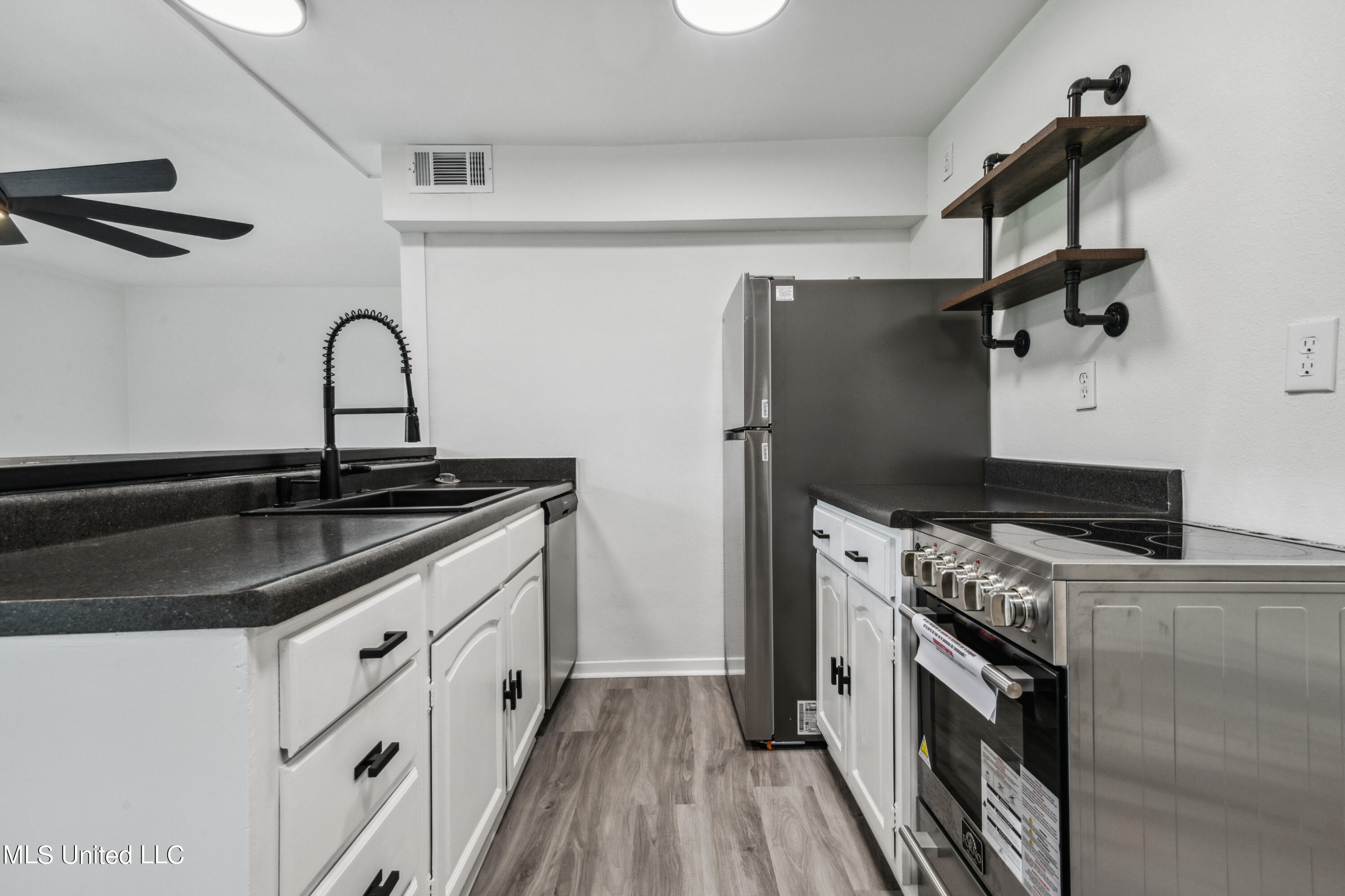 133 Lakeside Villa Building F