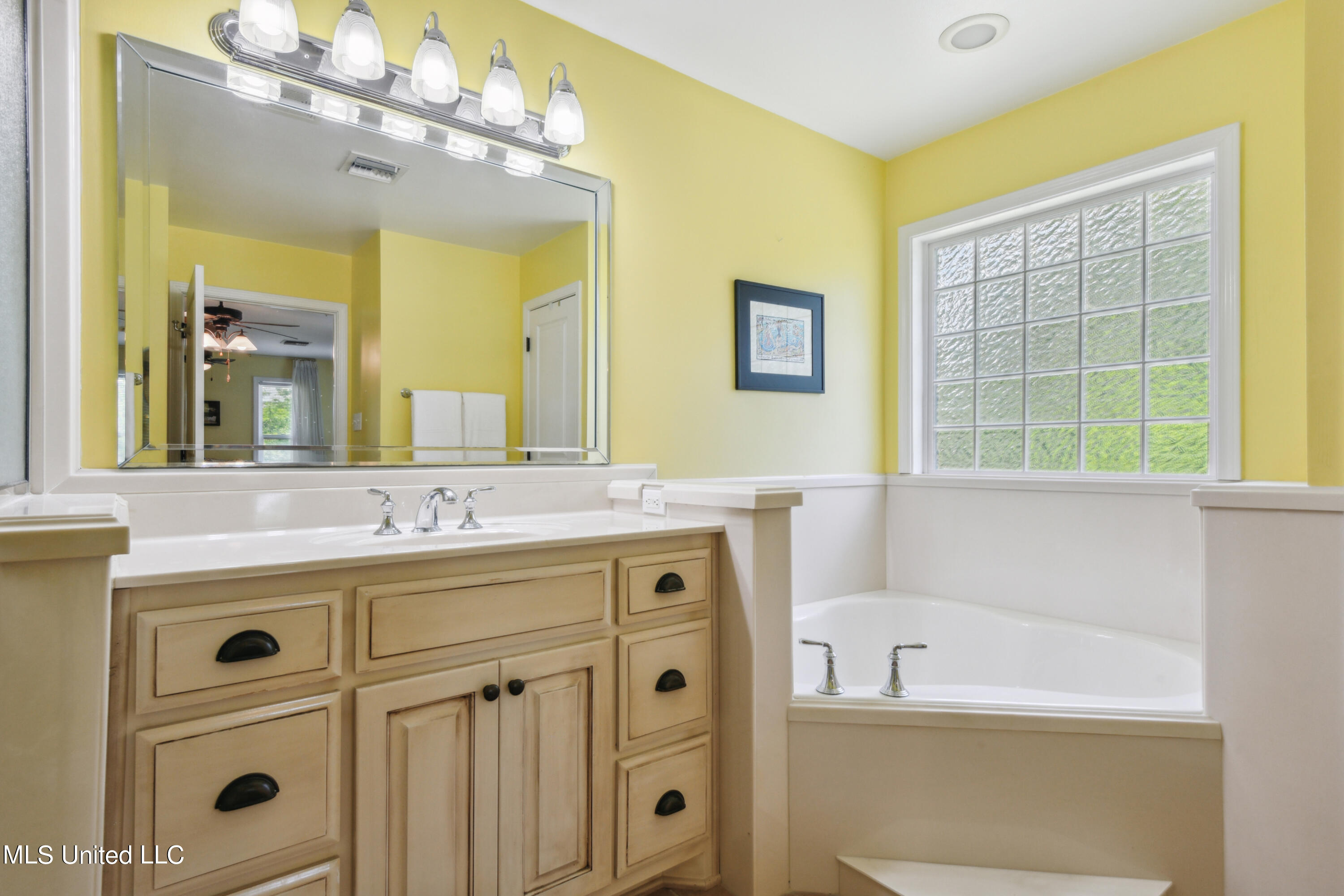 2025 Hollywood Drive