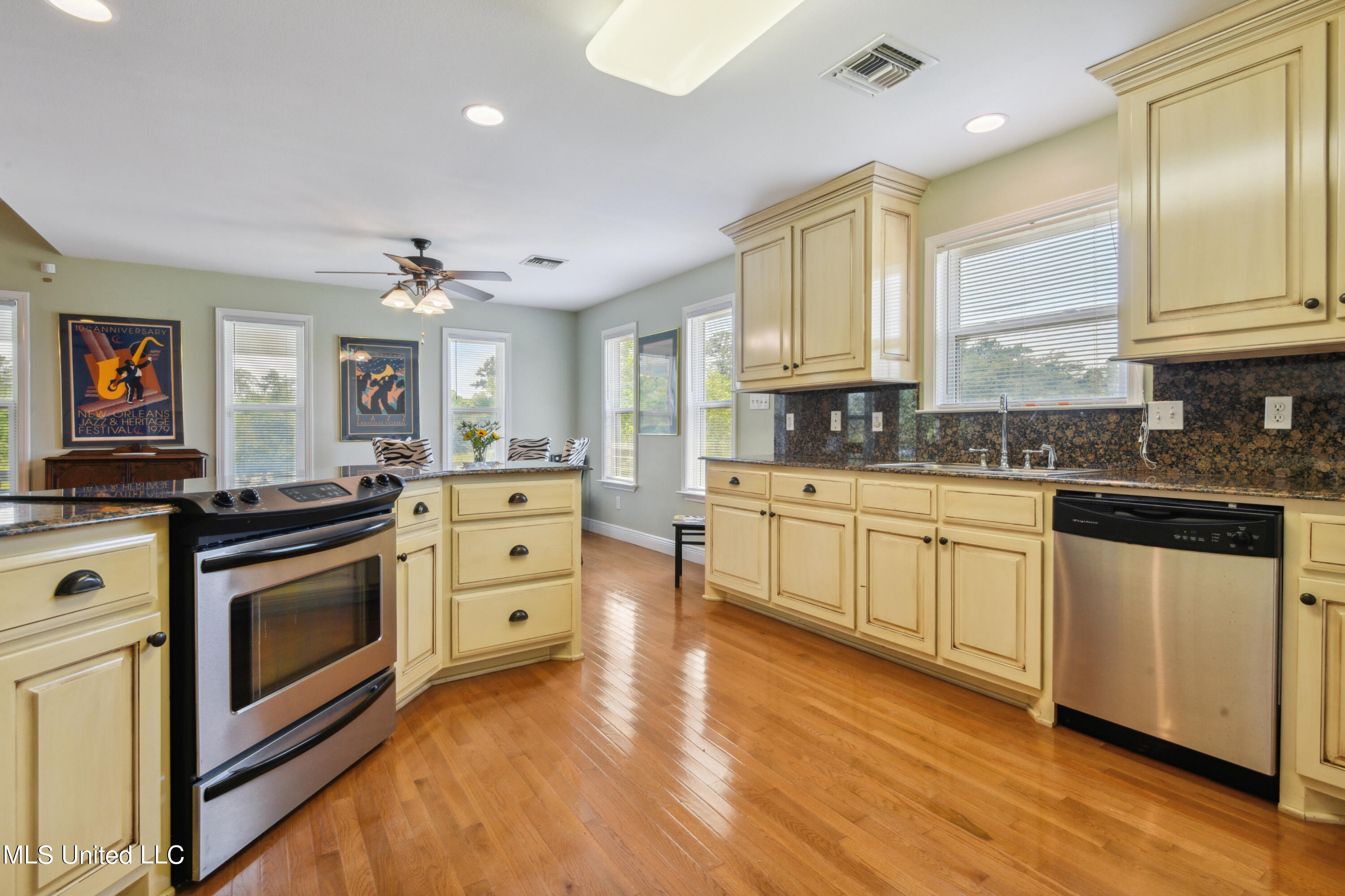 2025 Hollywood Drive