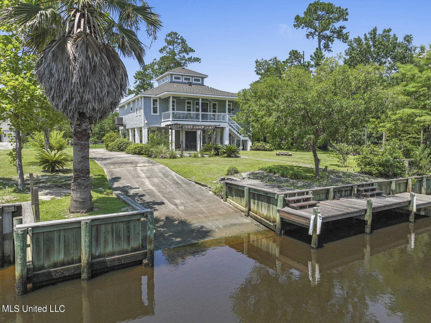 2025 Hollywood Drive