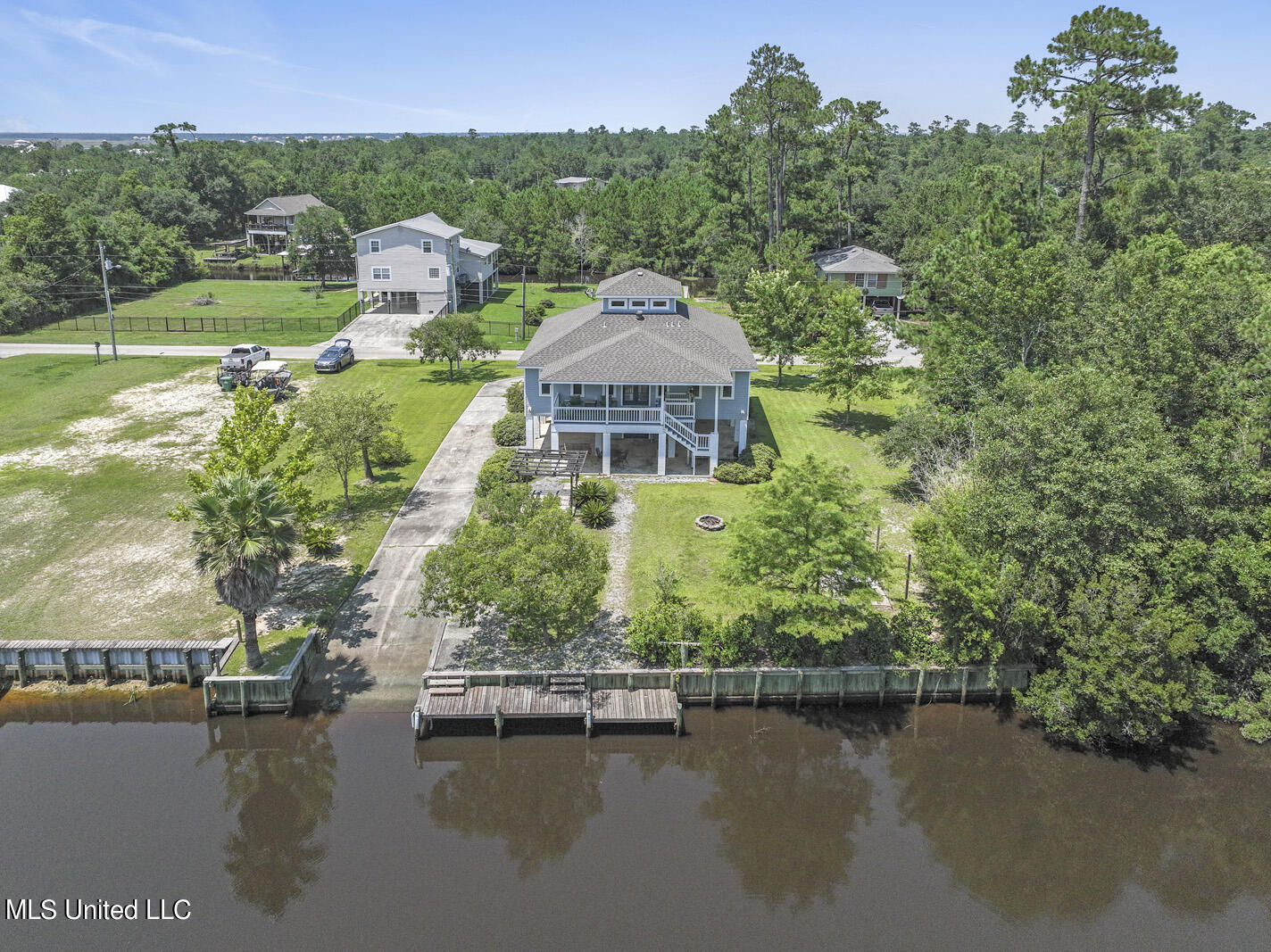 2025 Hollywood Drive