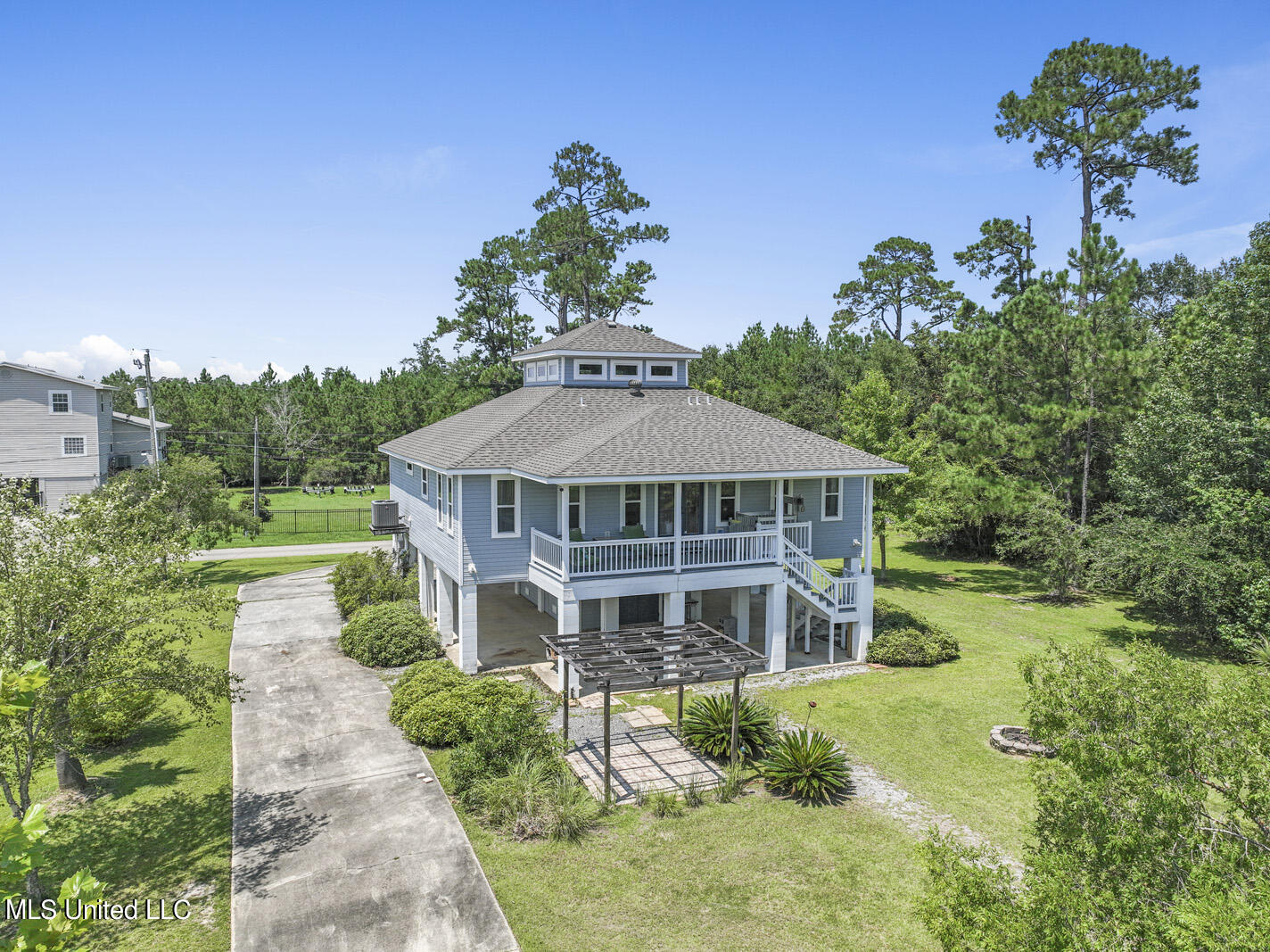 2025 Hollywood Drive