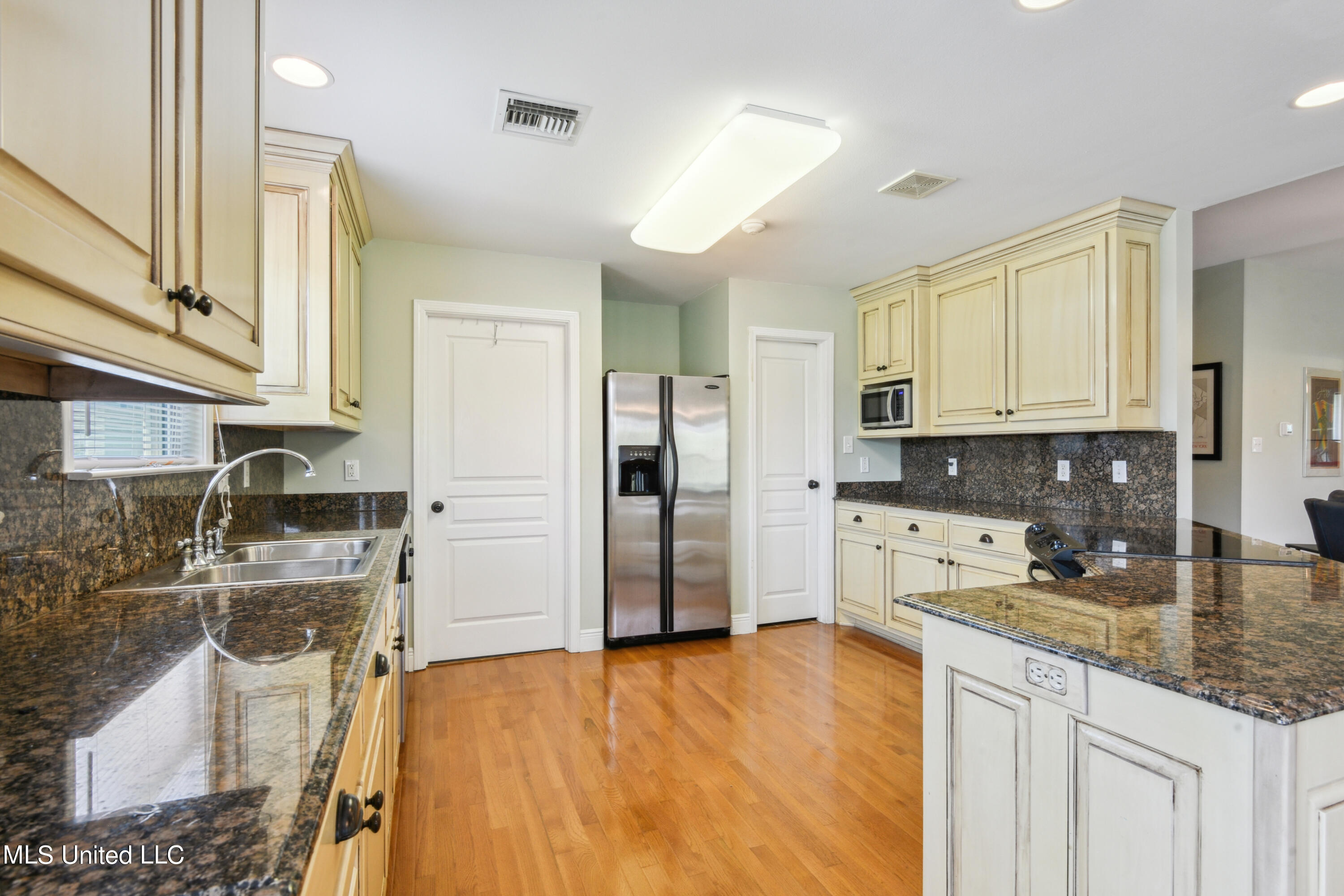 2025 Hollywood Drive