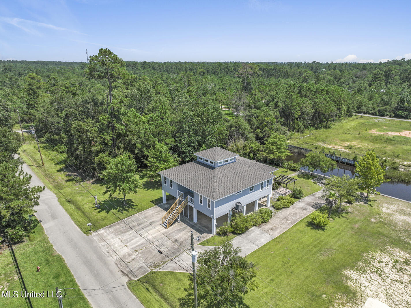 2025 Hollywood Drive