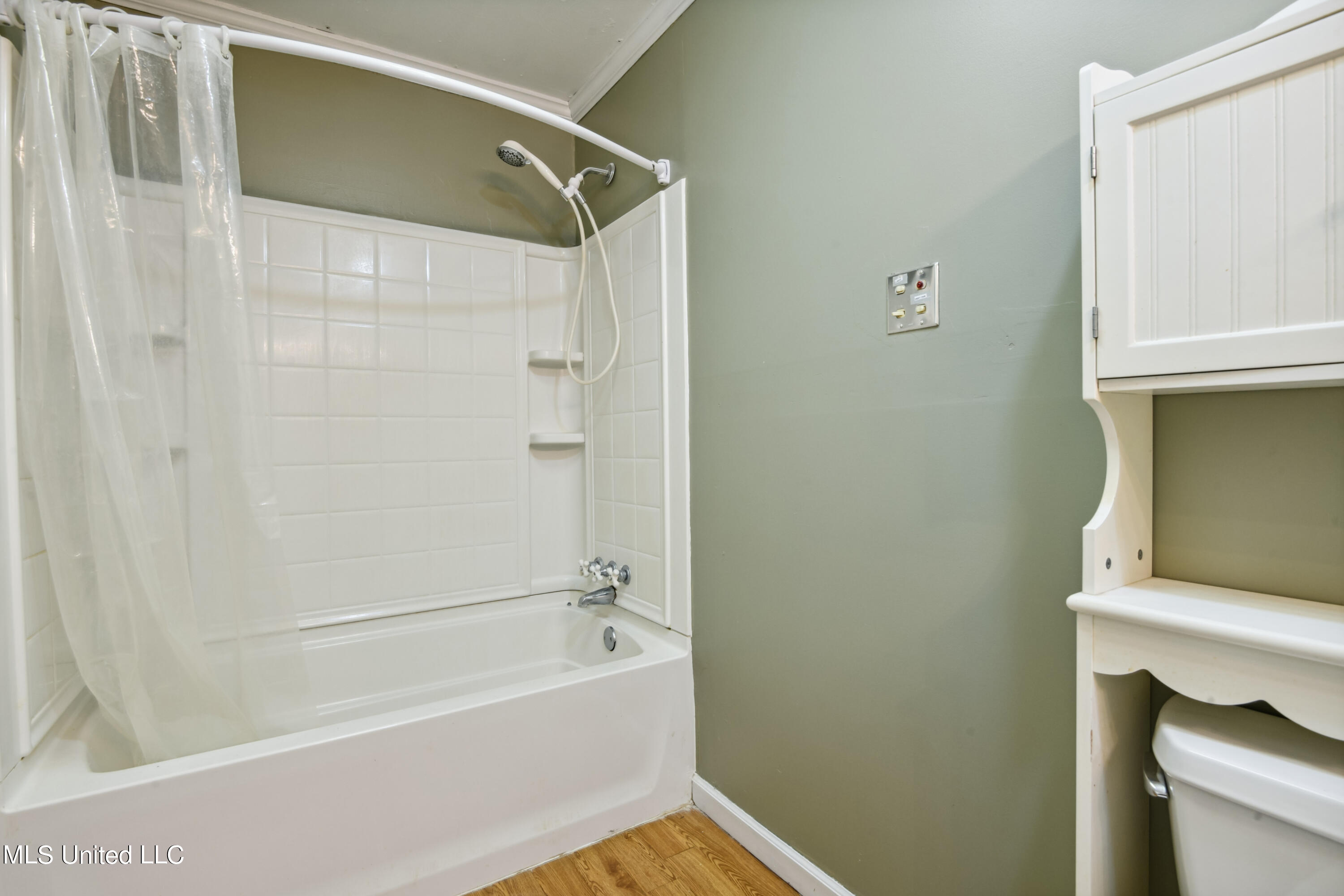 6041 Pine Tree Drive