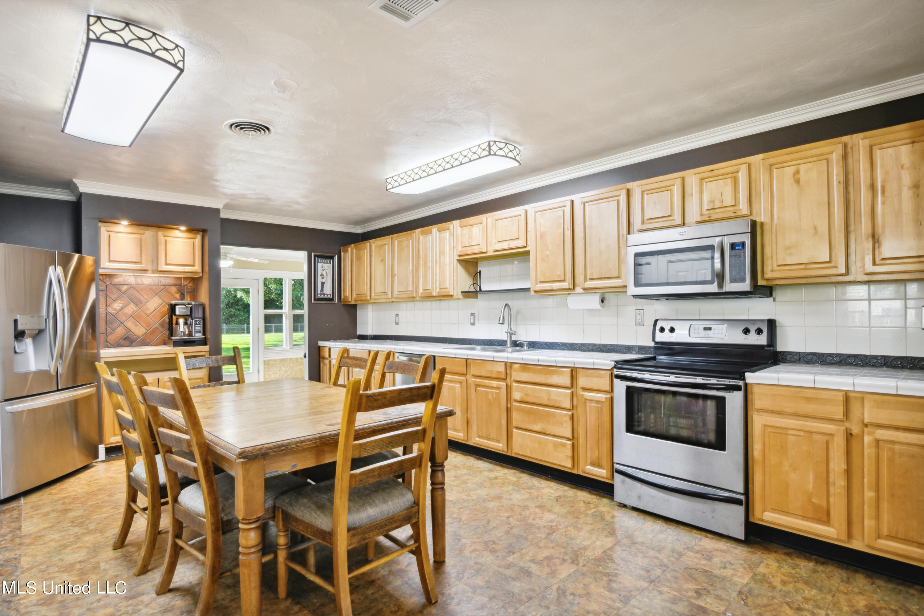 6041 Pine Tree Drive