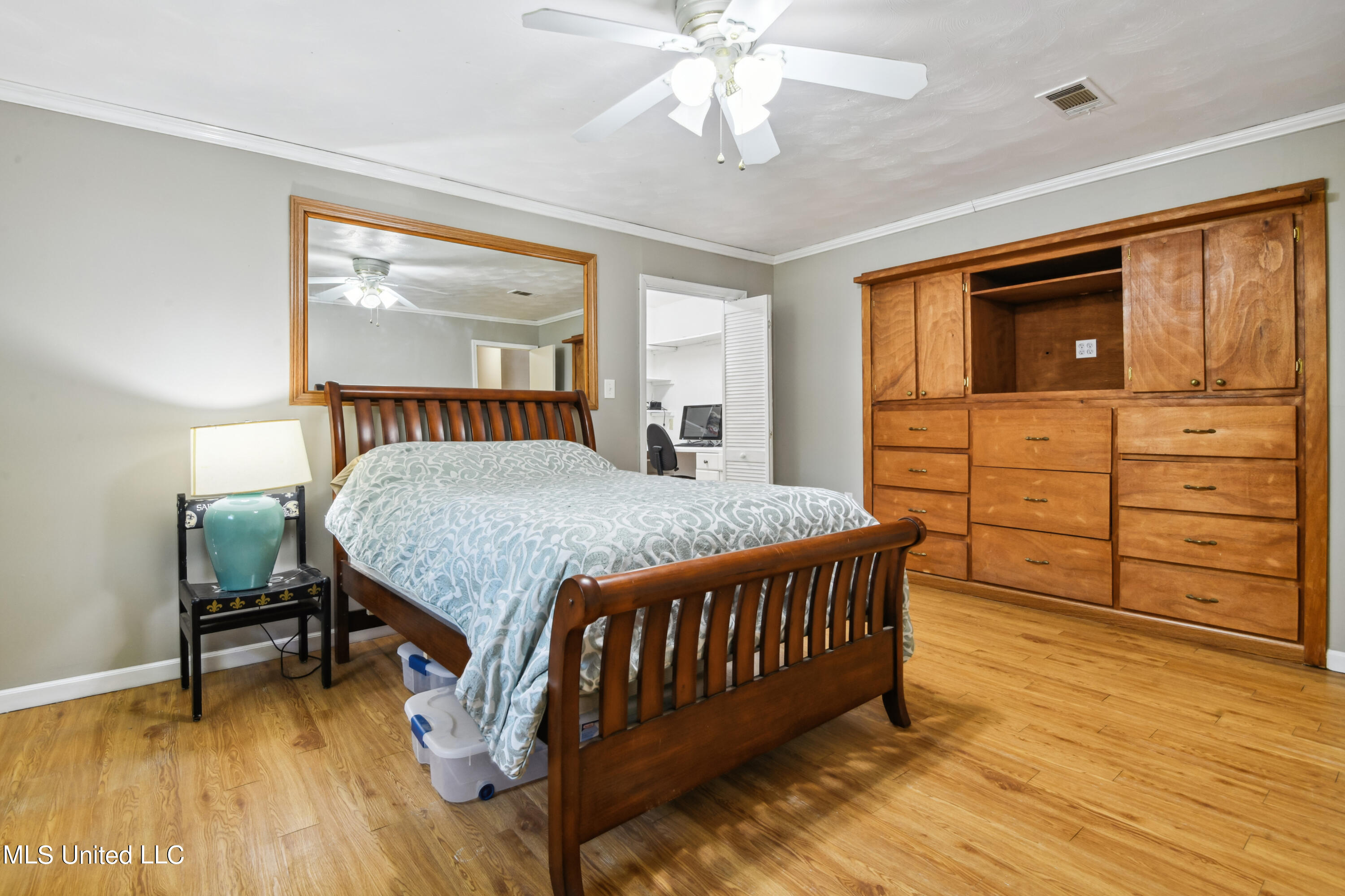 6041 Pine Tree Drive