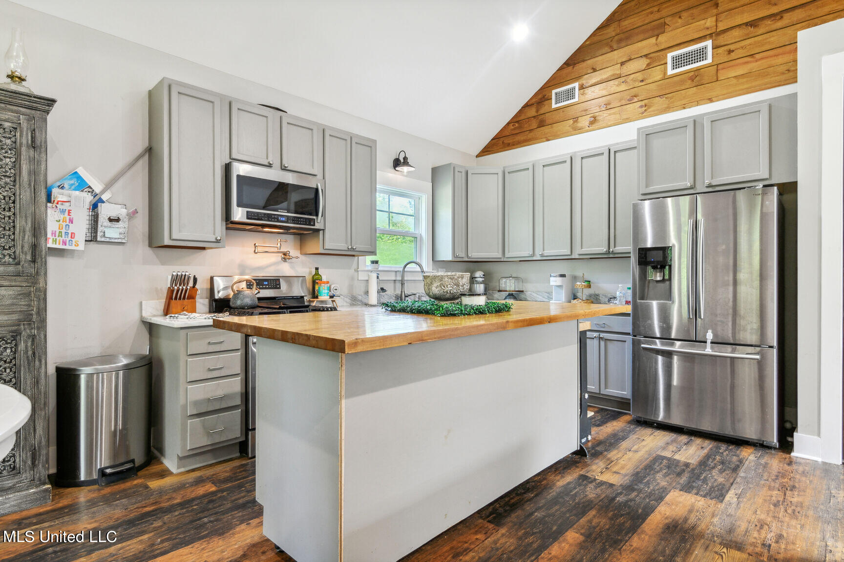 1208 Irvin Favre Road