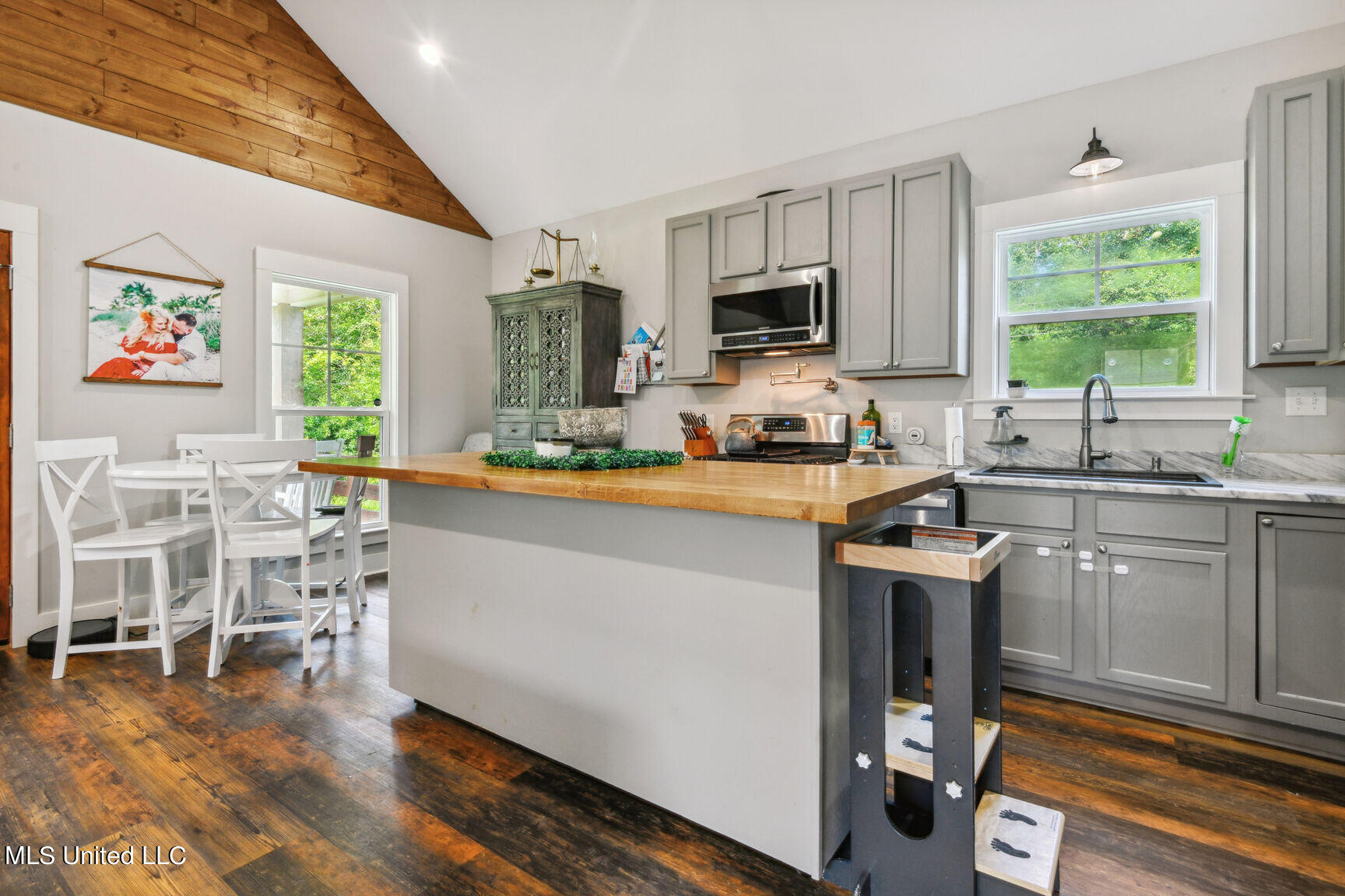 1208 Irvin Favre Road