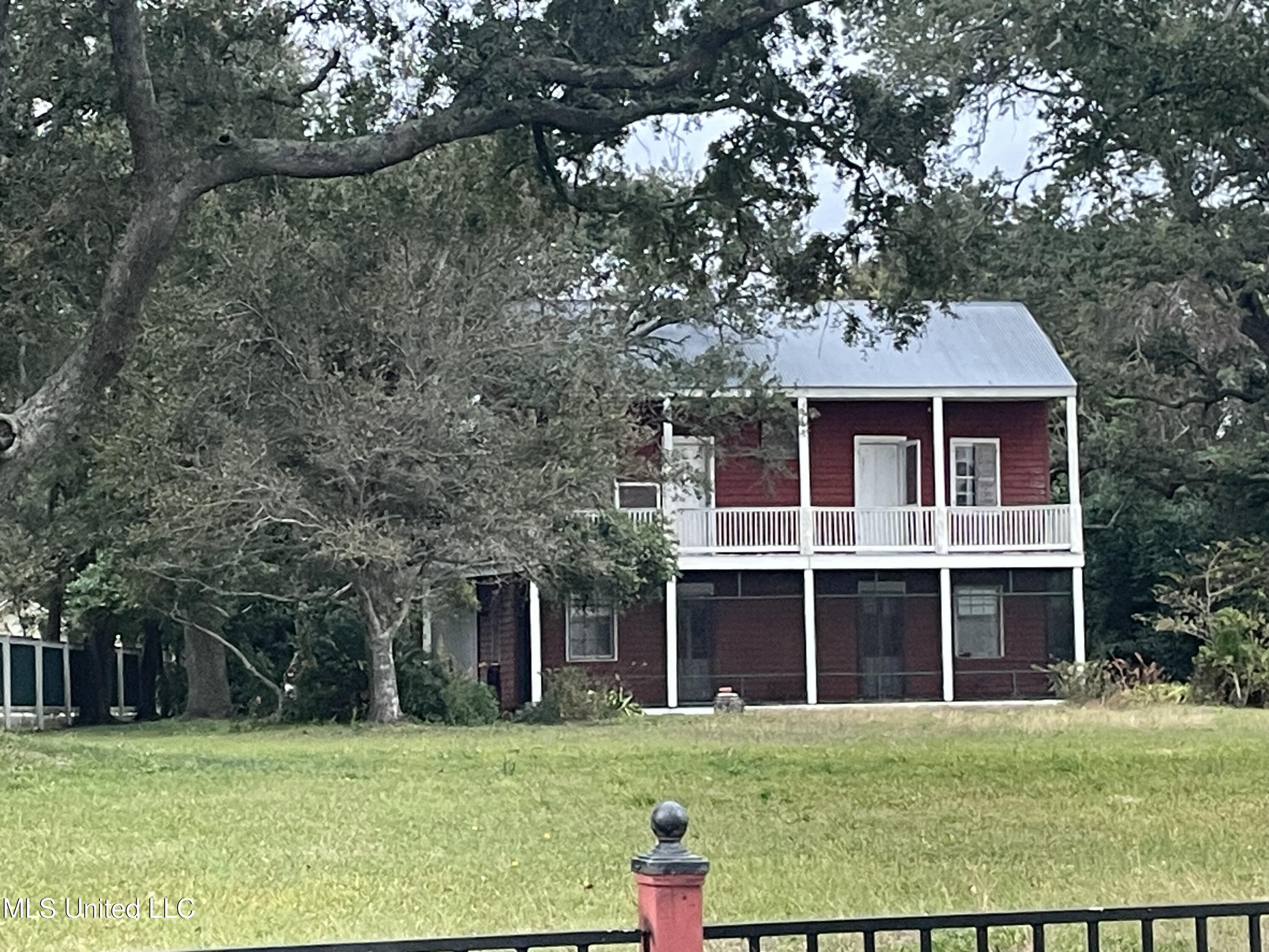 737 E Scenic Drive