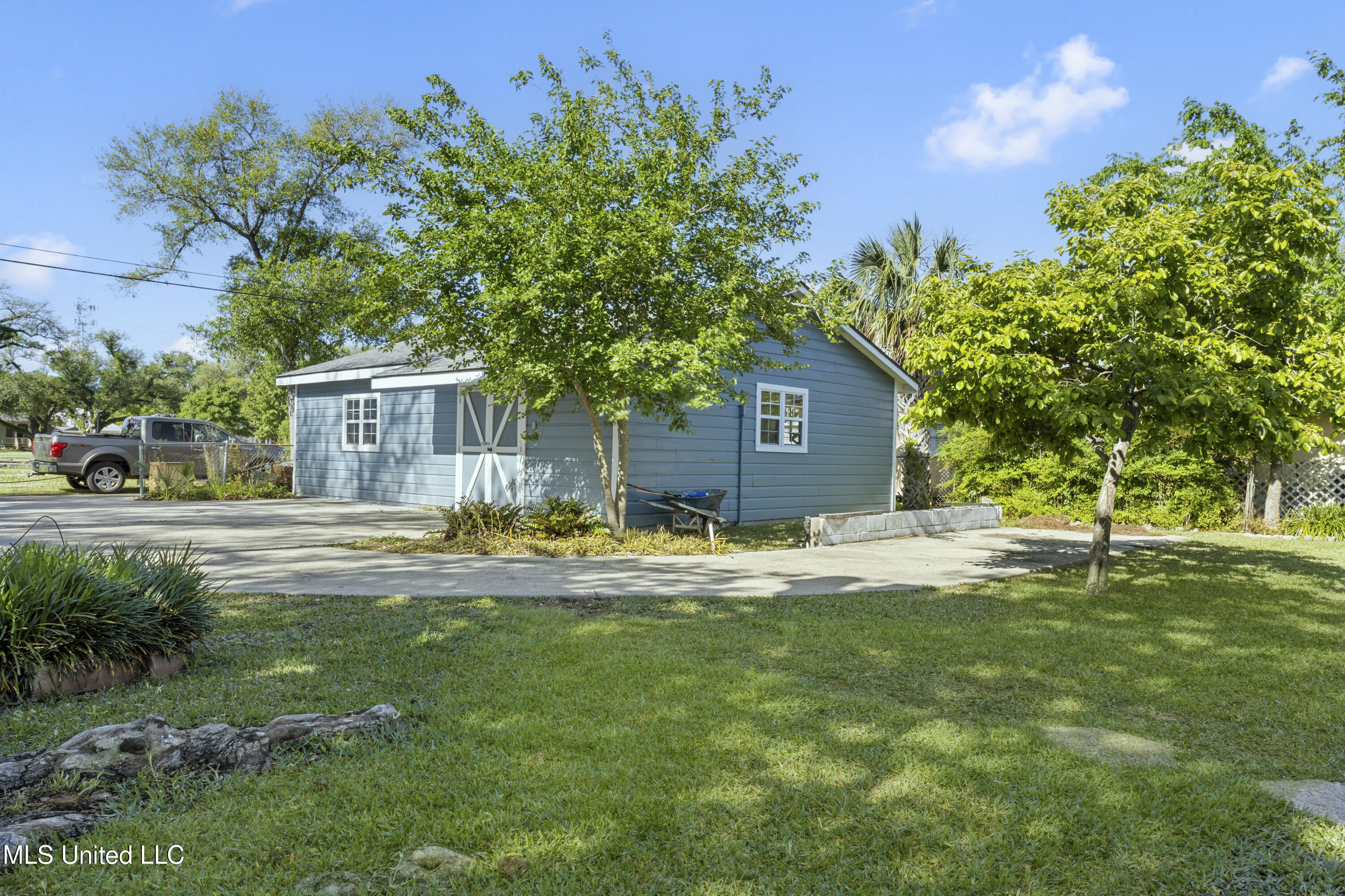 312 Demontluzin Avenue