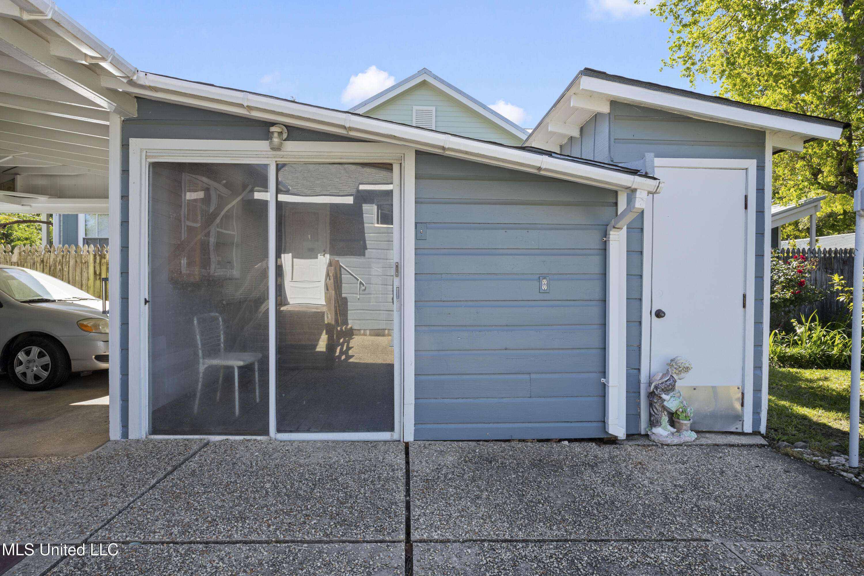 312 Demontluzin Avenue