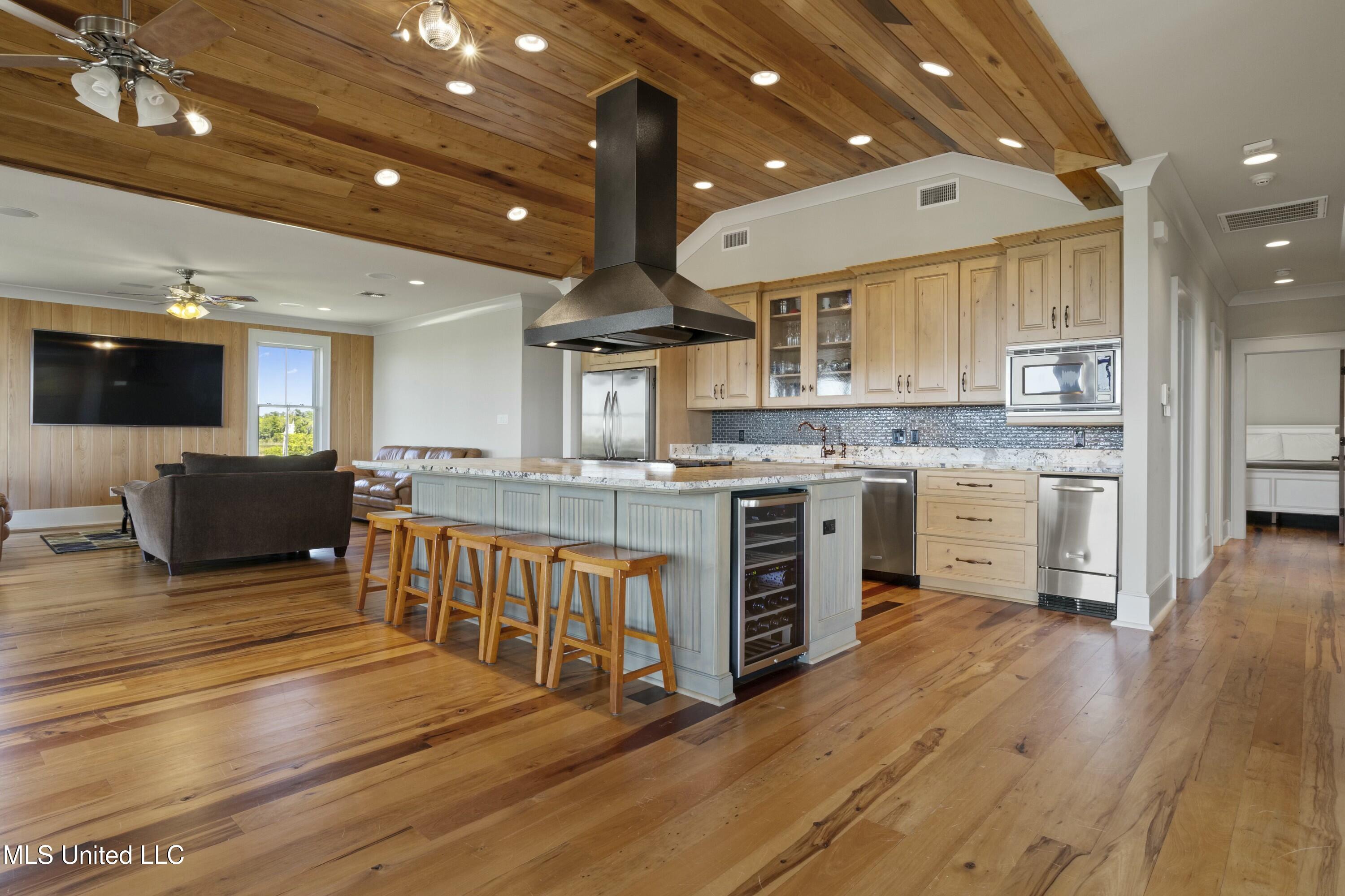 4035 Riverside Drive