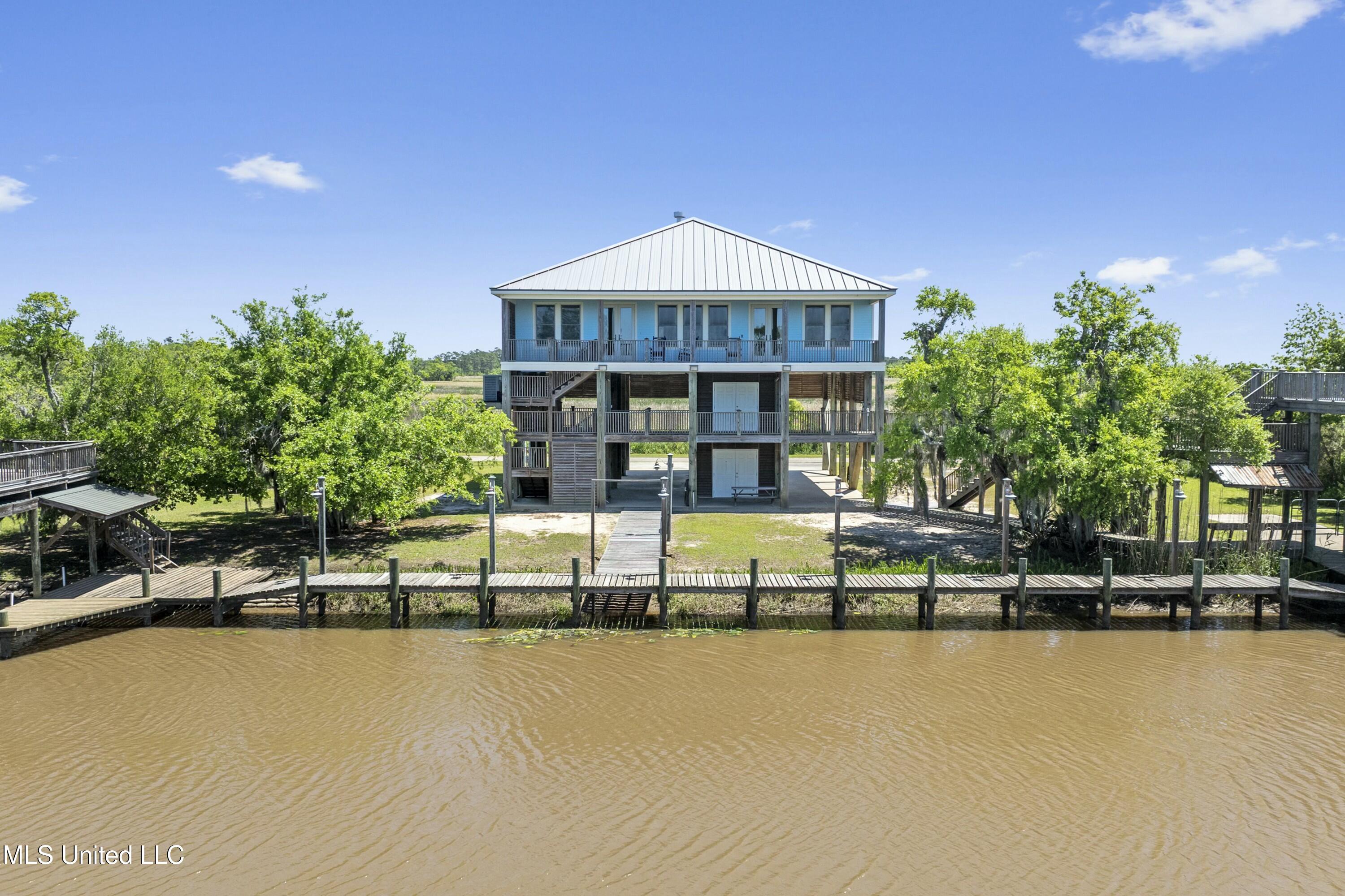 4035 Riverside Drive