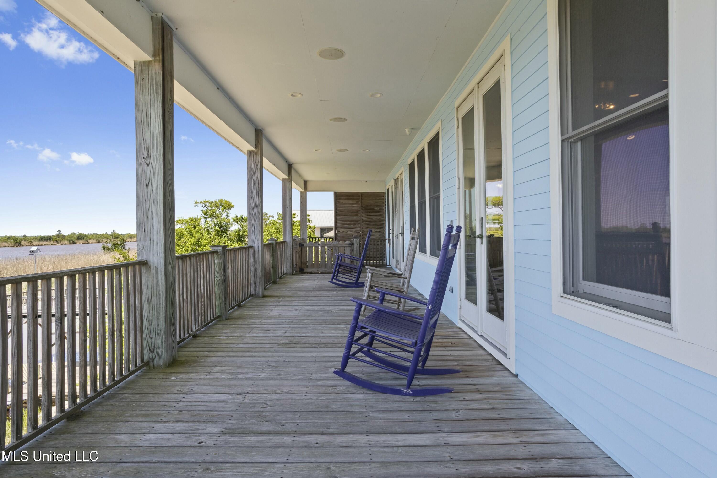 4035 Riverside Drive