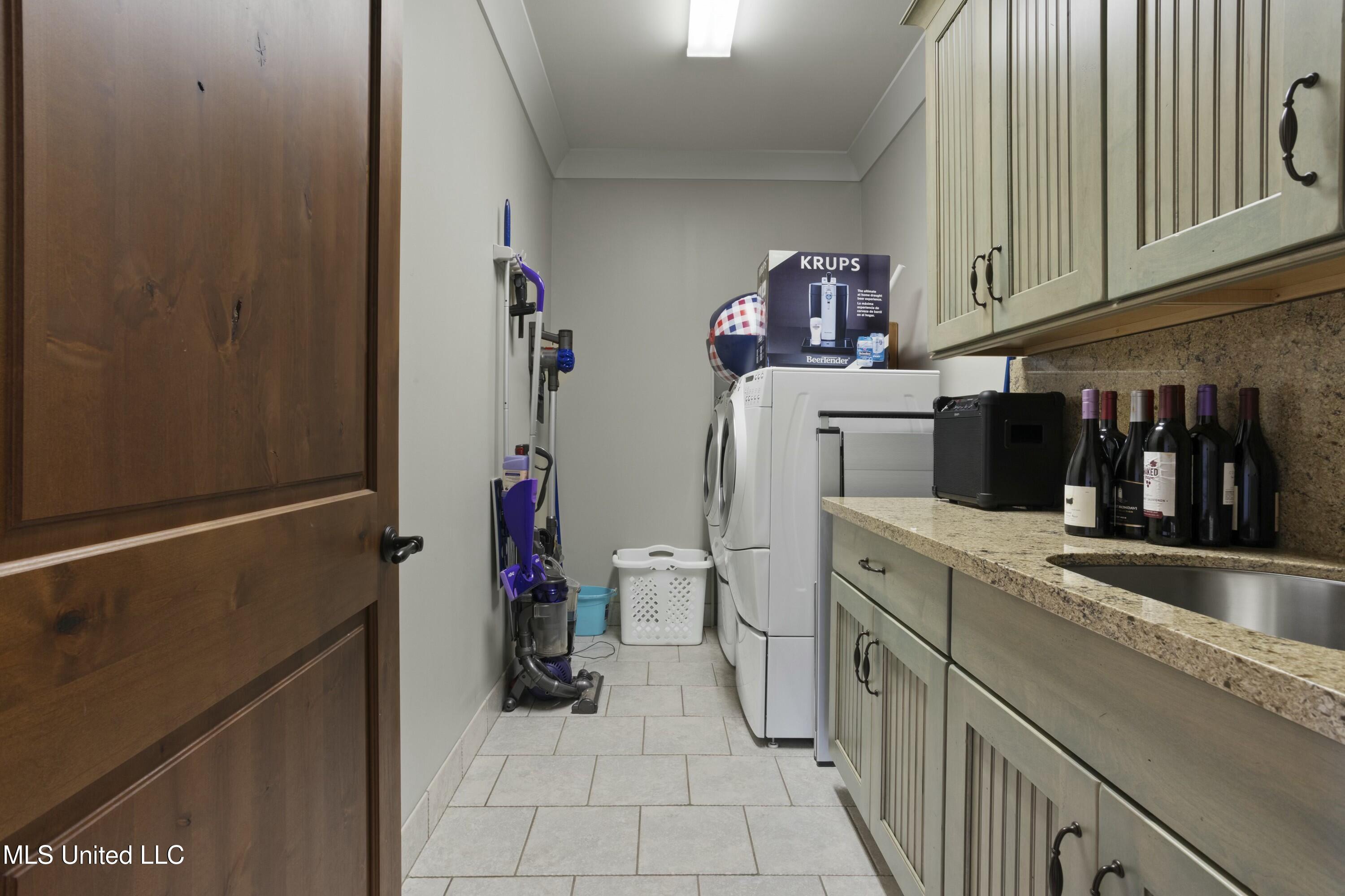 4035 Riverside Drive