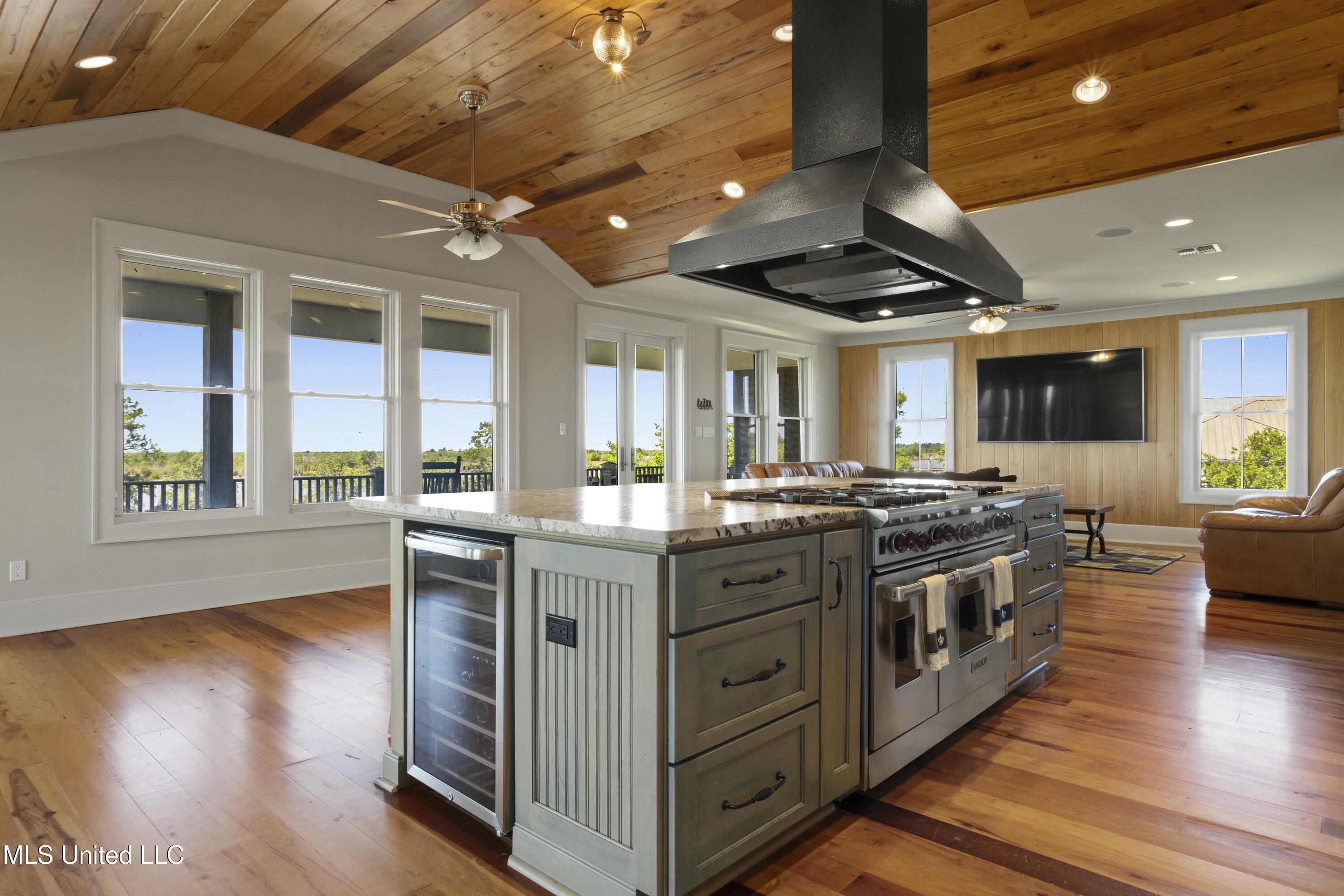 4035 Riverside Drive