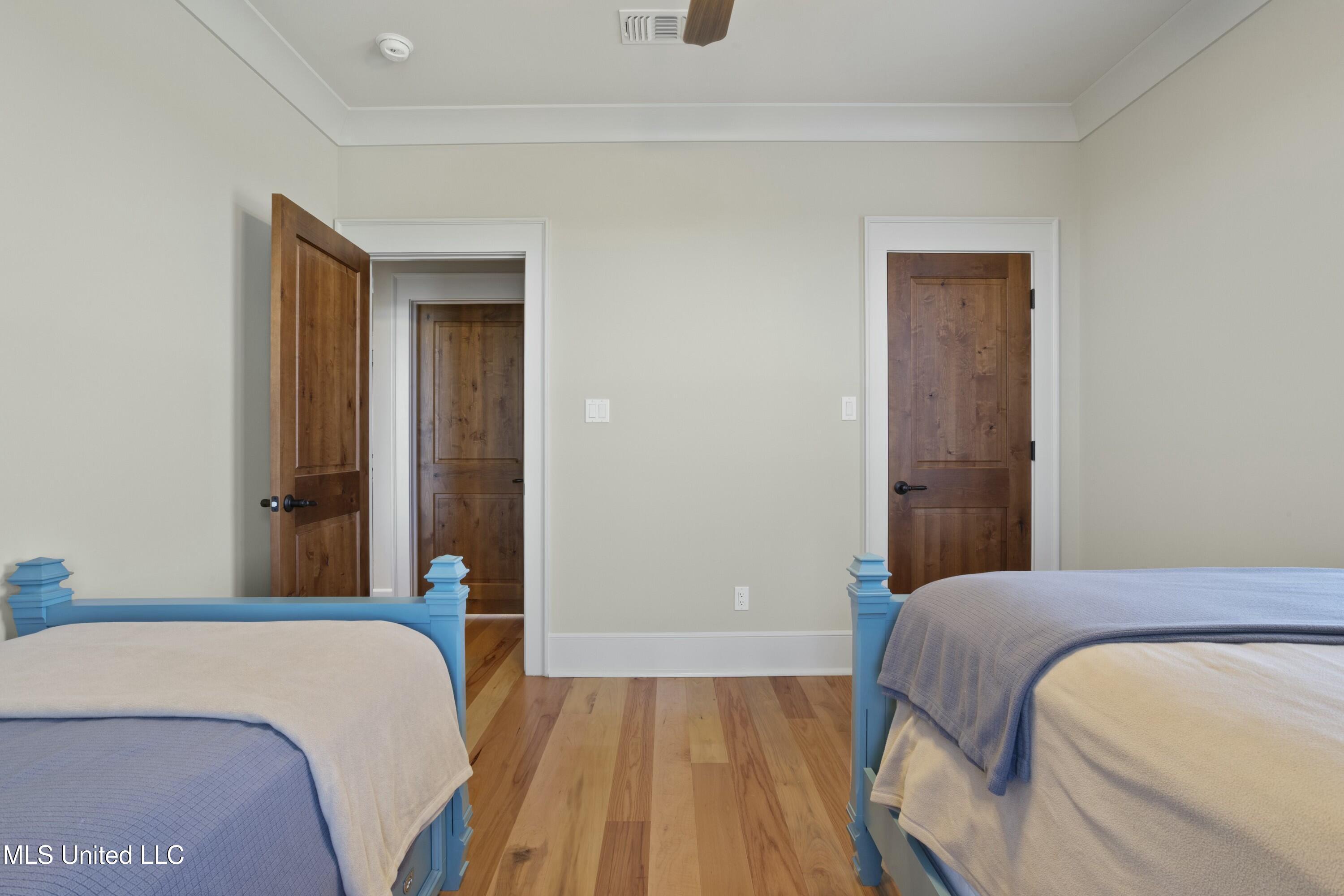 4035 Riverside Drive