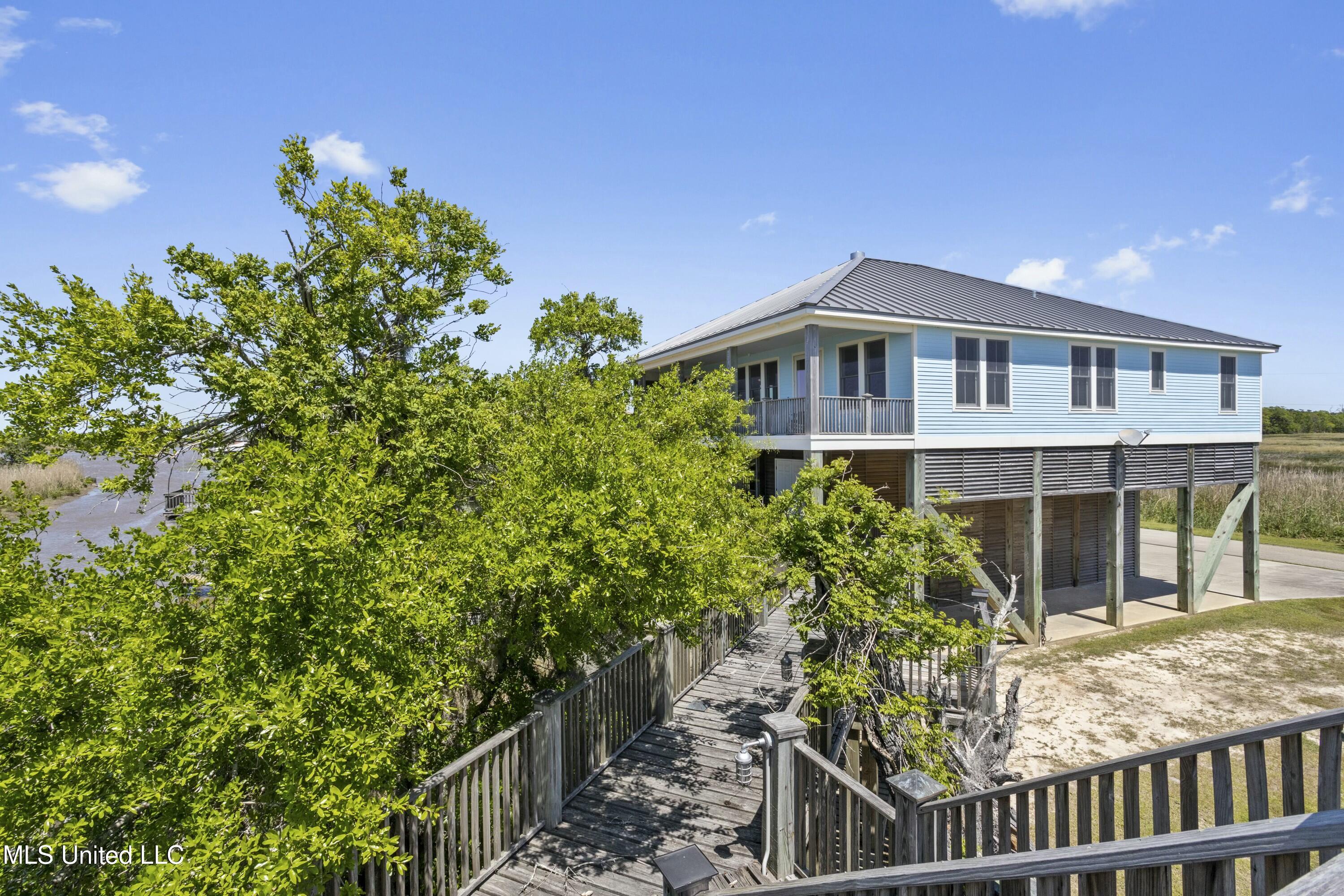 4035 Riverside Drive