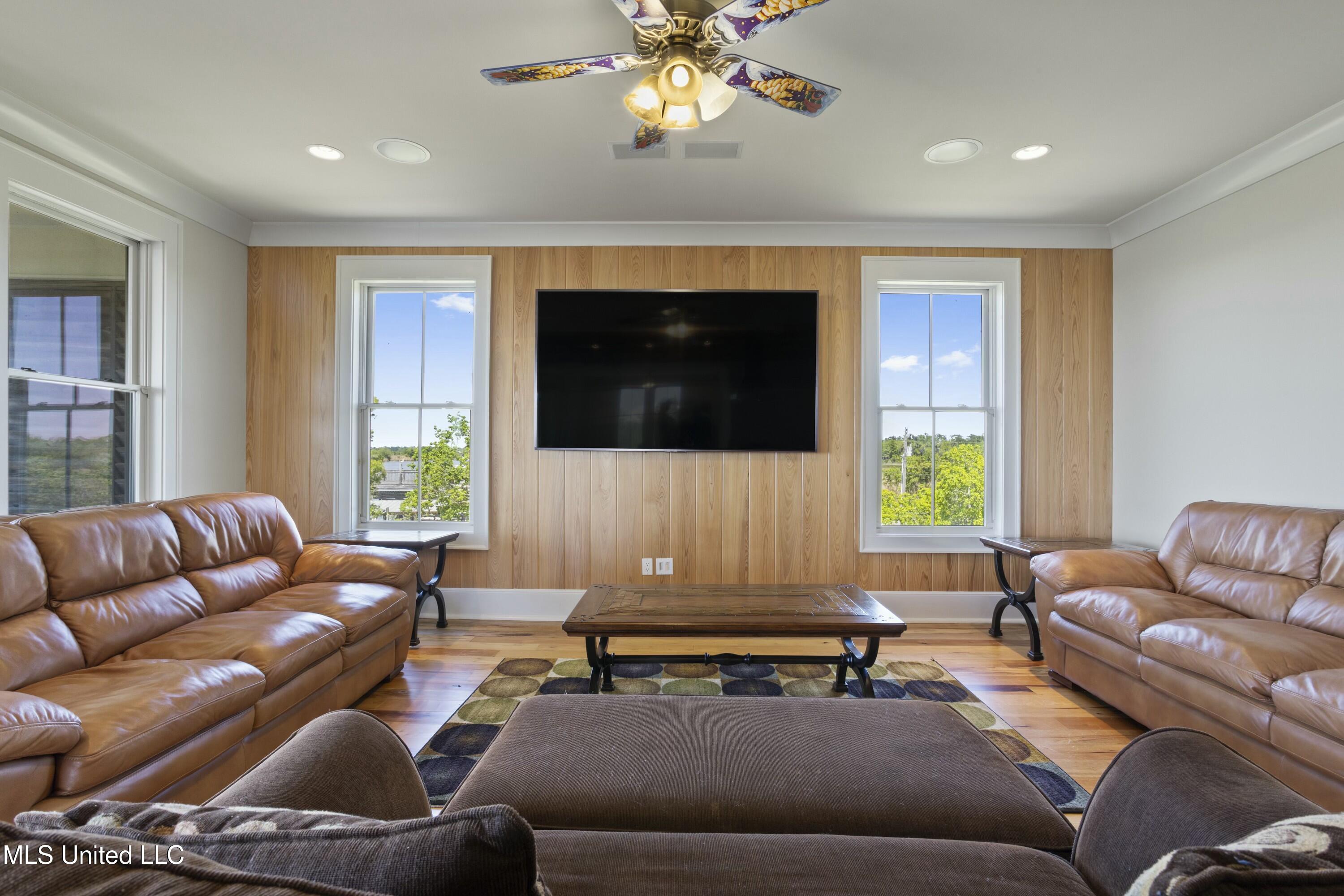 4035 Riverside Drive