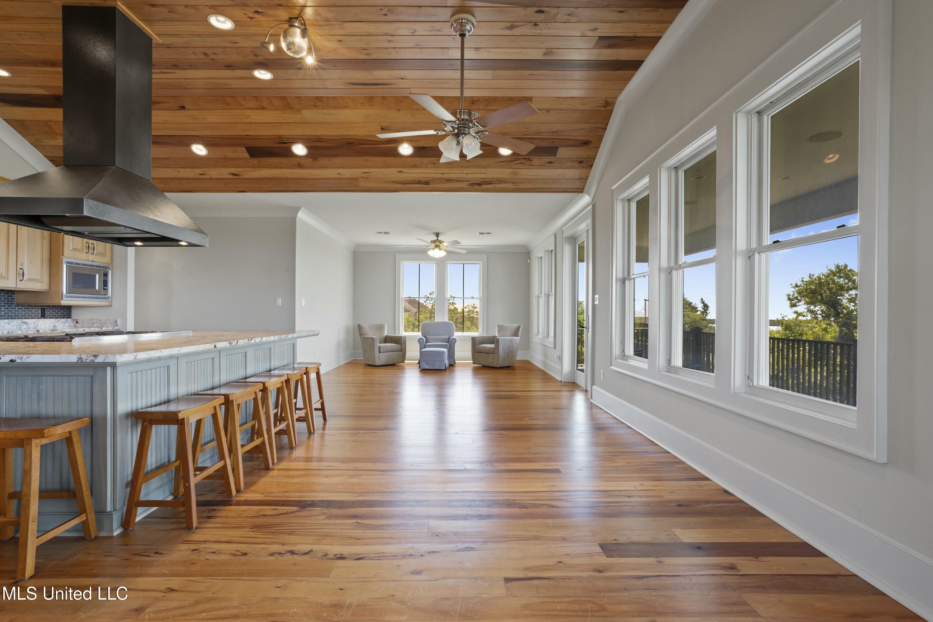 4035 Riverside Drive