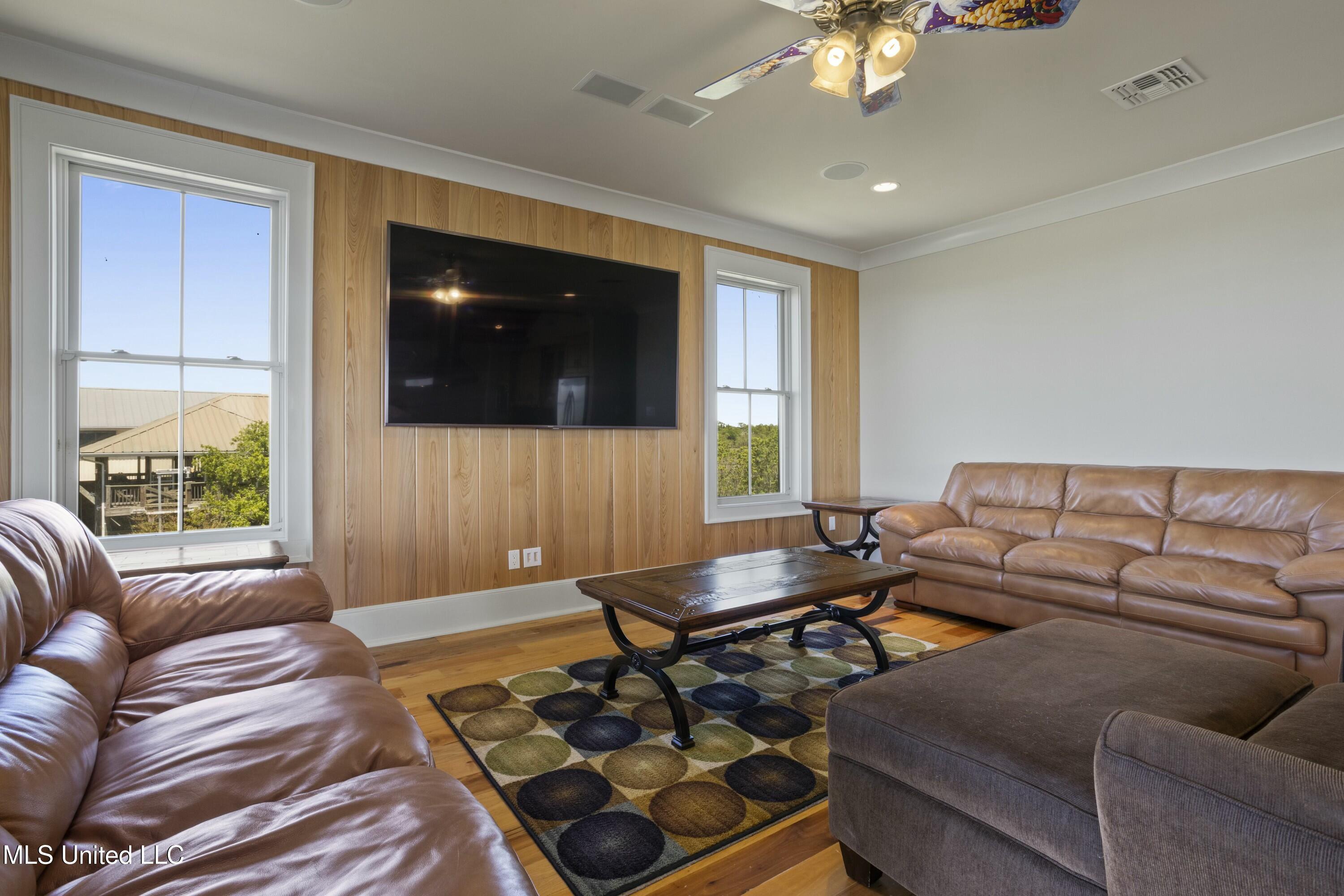 4035 Riverside Drive